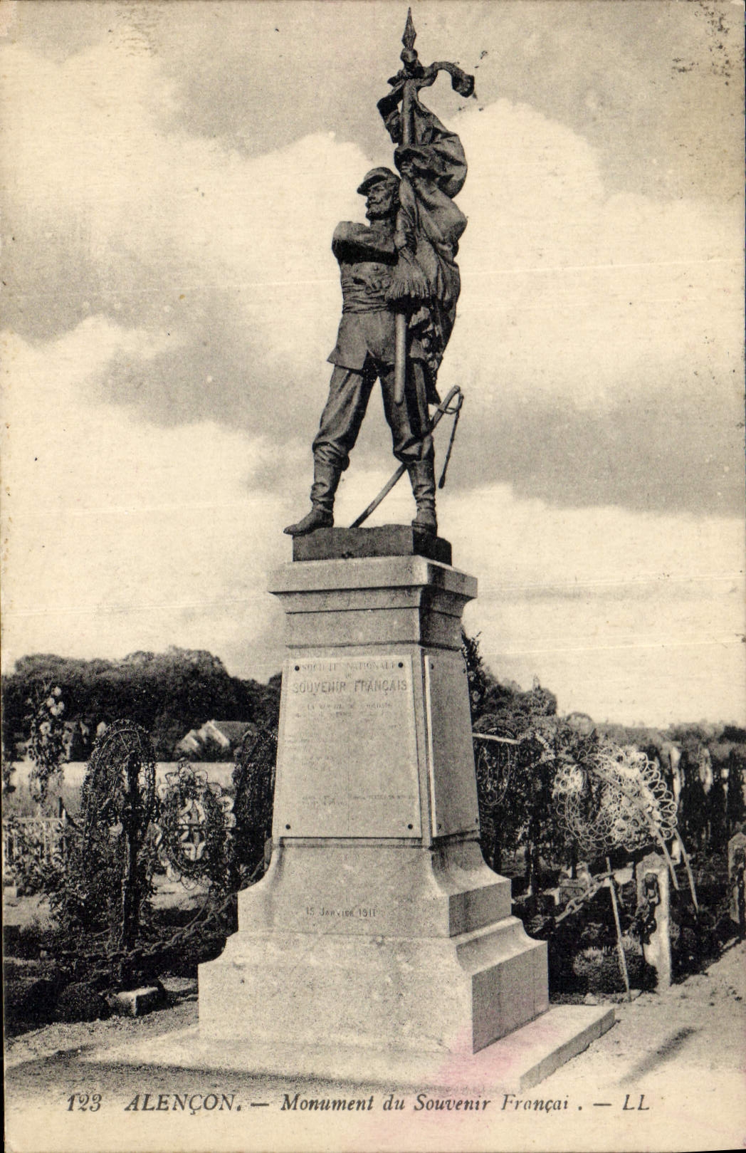 CPA Alencon Monument du Souvenir Francai 
