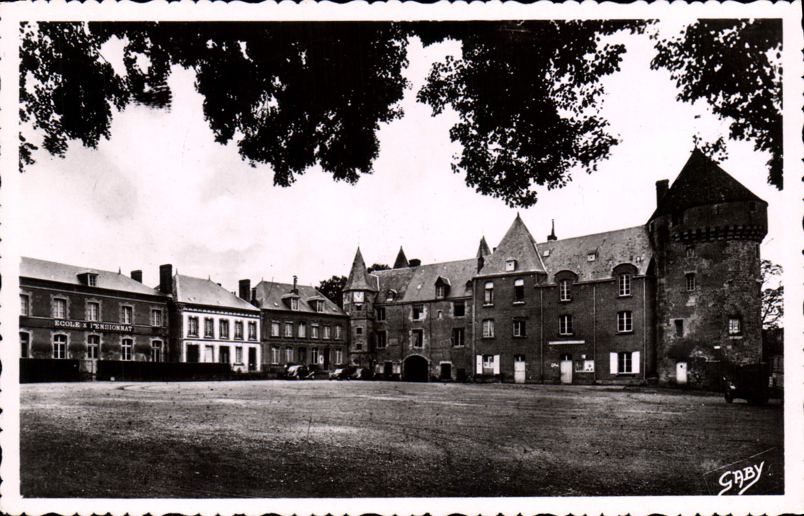 CPA Gace Orne Place du Chateau 