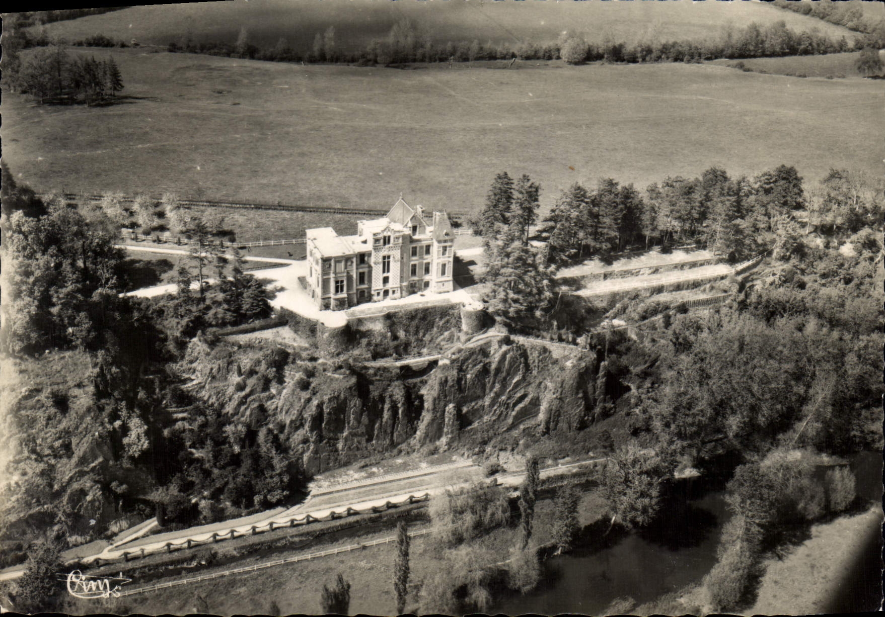CPSM Mesnil Glaise pres Ecouche Orne Vue aerienne du Château