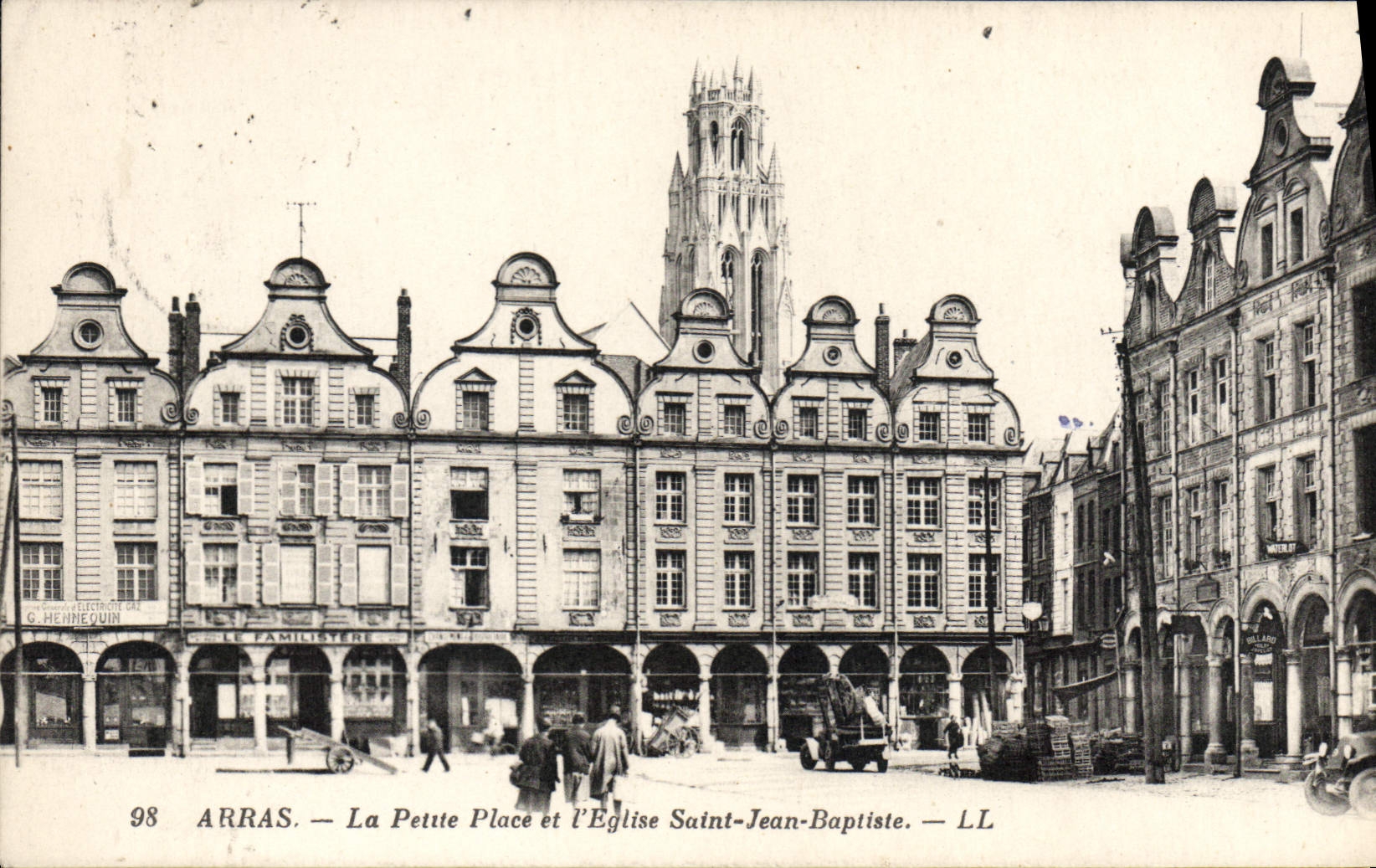 CPA Arras La Petite Place et l'Eglise Saint Jean Baptiste
