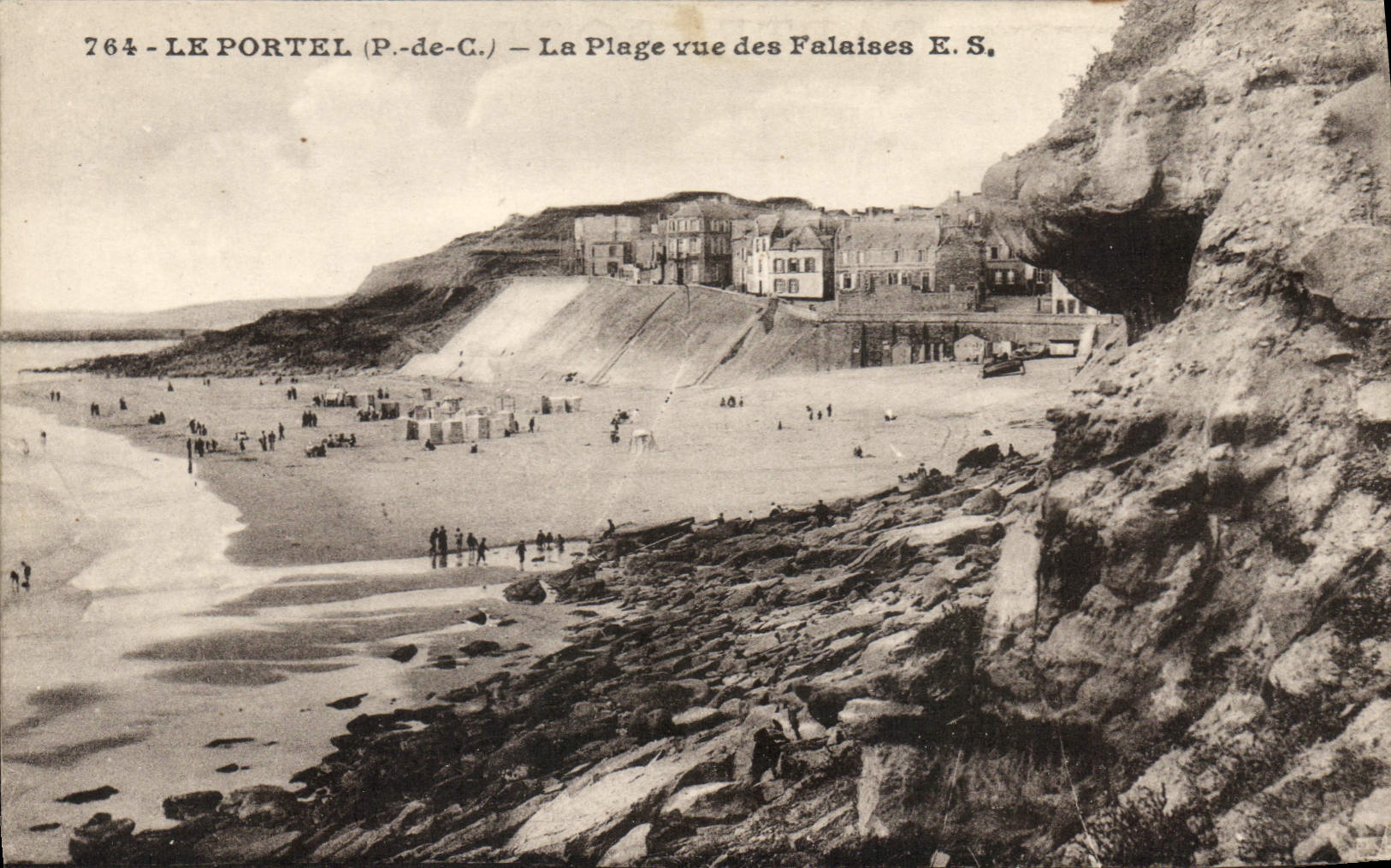CPA Le Portel P de C La Plage vue des Falaises