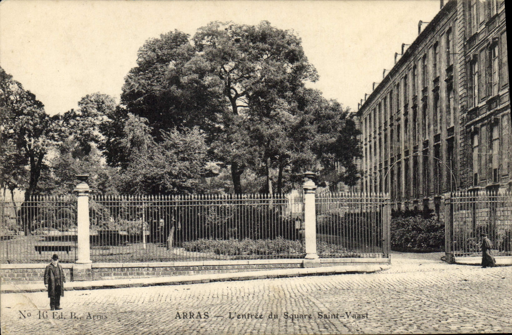 CPA Arras L'entree du Square Saint Vaast 