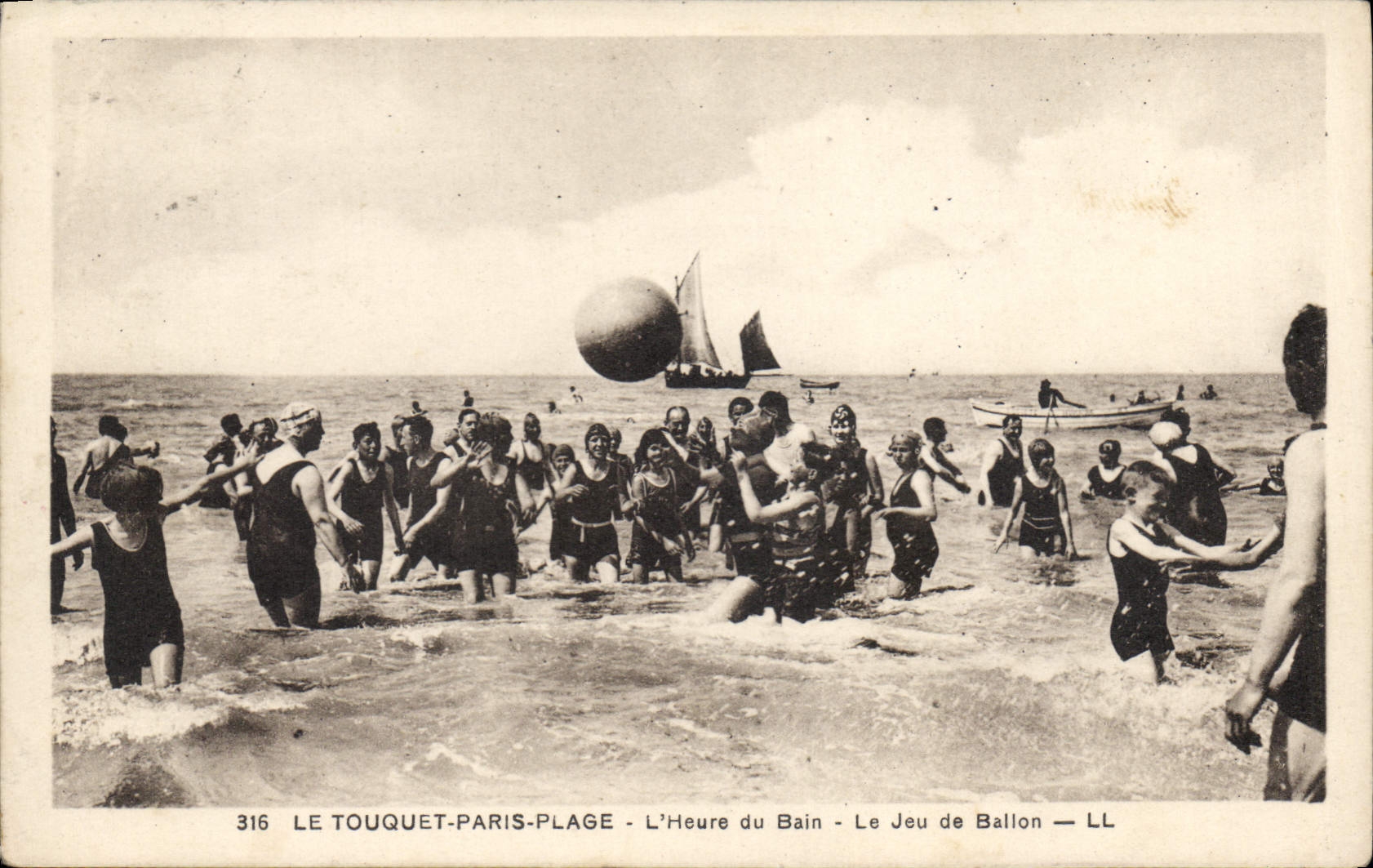 CPA Le Touquet Paris Plage l'heure du bain le jeu de ballon