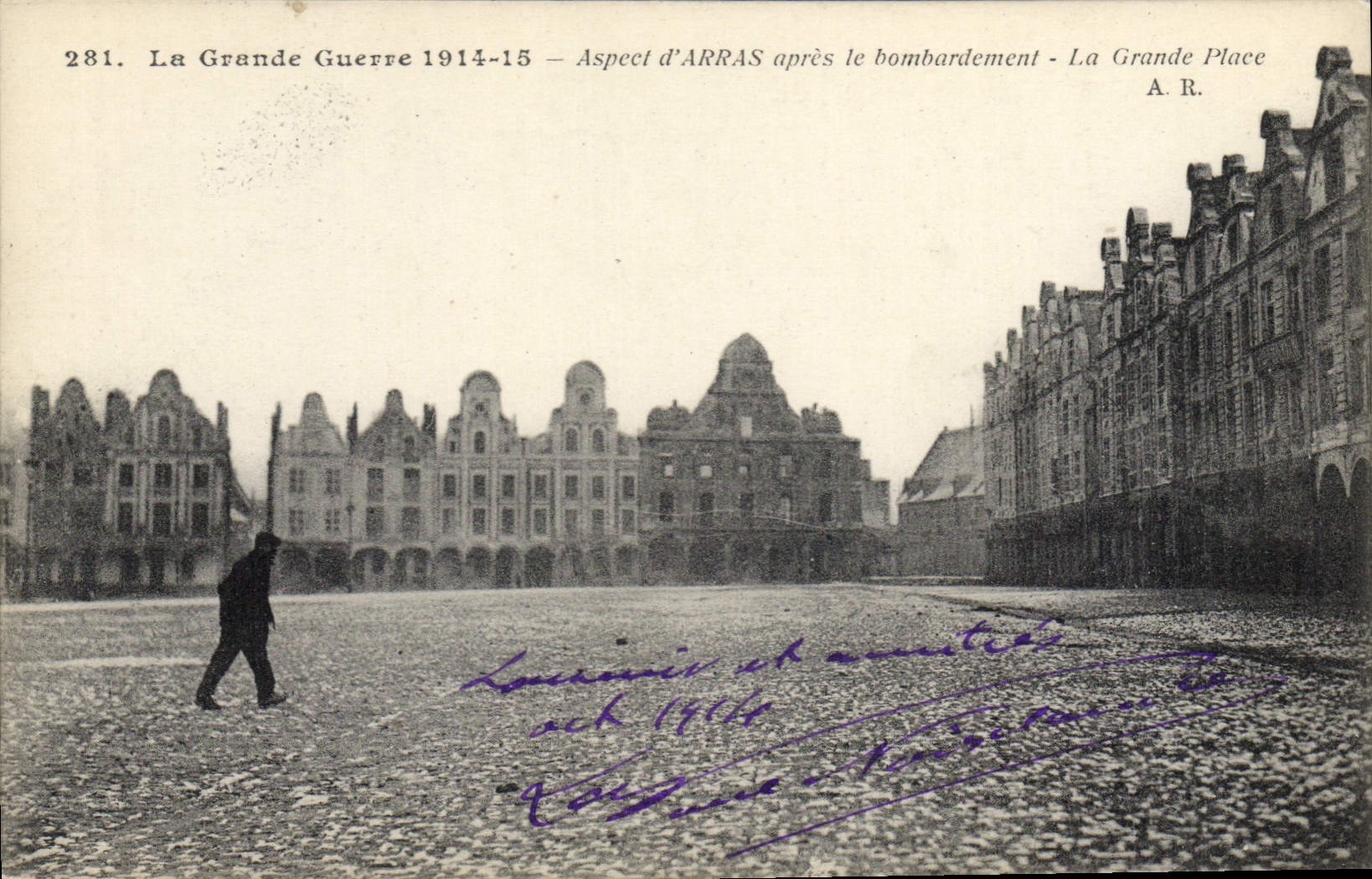 CPA La Grande Guerre 1914 15 Aspect d'Arras apres le bombardement la grande Place