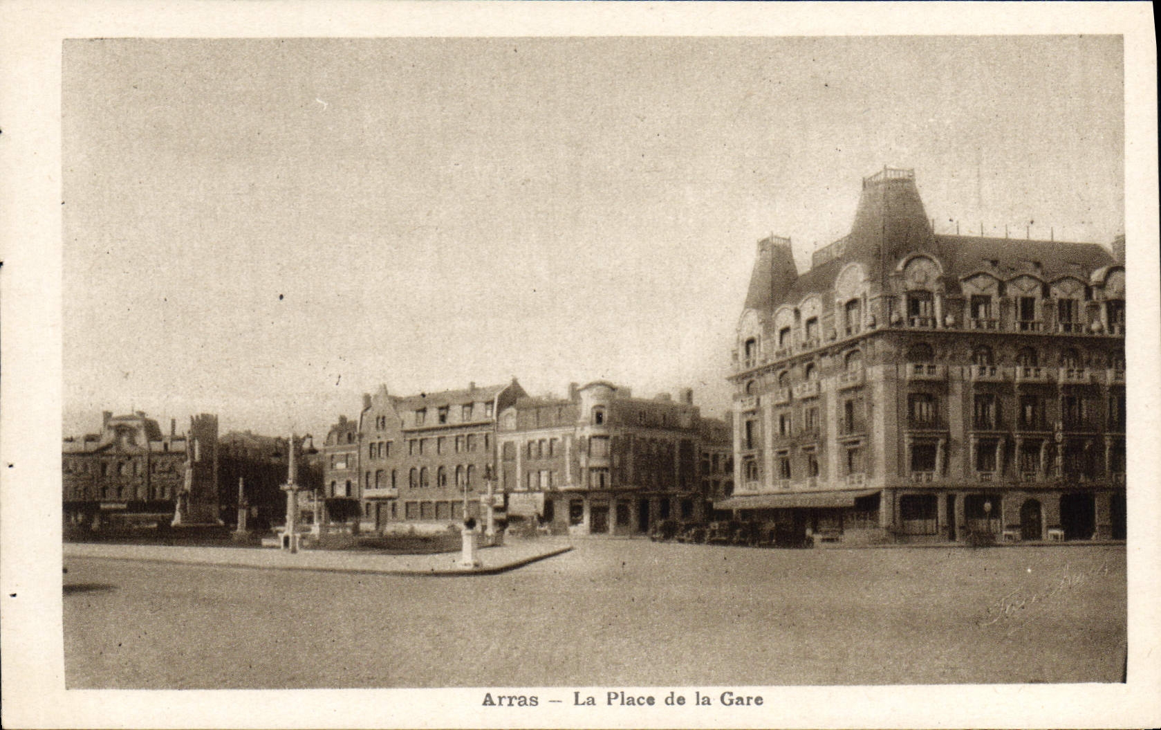 CPA Arras la place de la Gare 