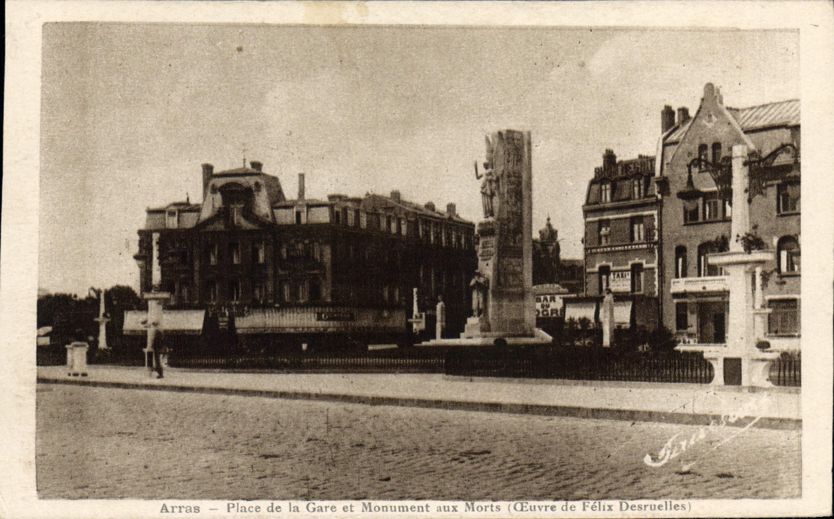 CPA Arras place de la Gare et Monument aux Morts l'Oeuvre de felix Desruelles