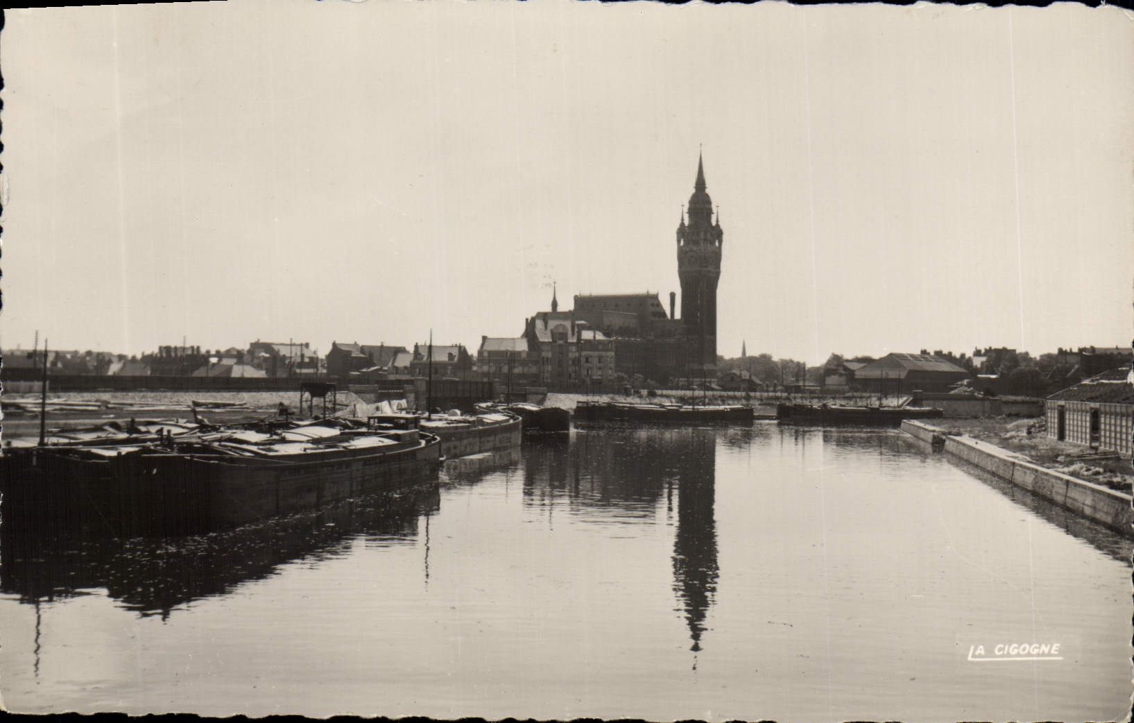 CPA Calais pas de Calais Curieux aspect de l'hotel de ville aux ecluses 