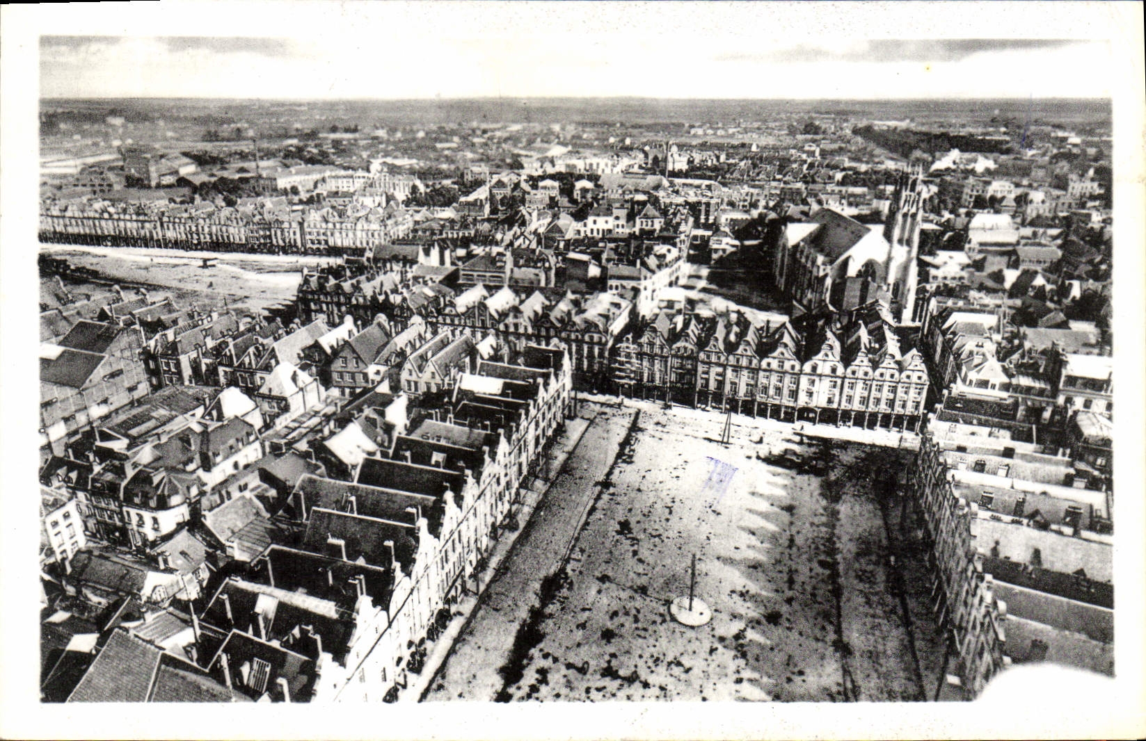 CPA Arras vue panoramique la petite place avec ses maisons de style Espagnol