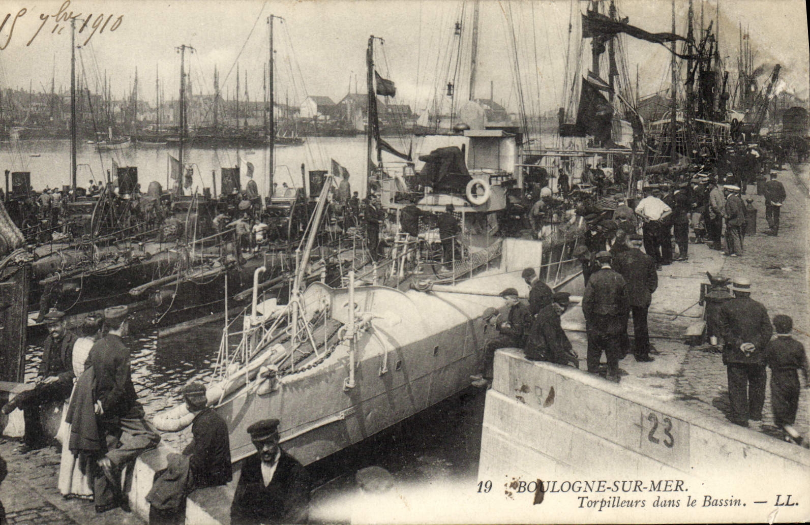 CPA Boulogne sur Mer Torpilleurs dans le Bassin
