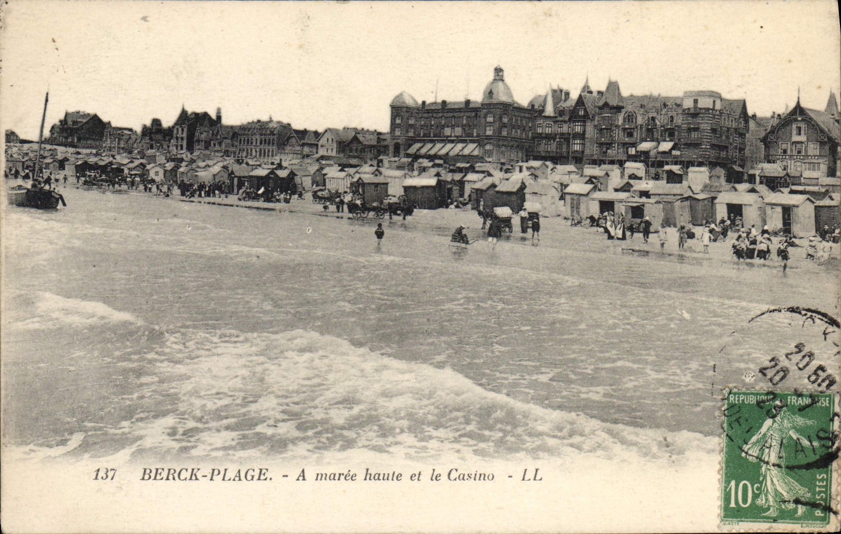 CPA Berck Plage à maree haute et le casino