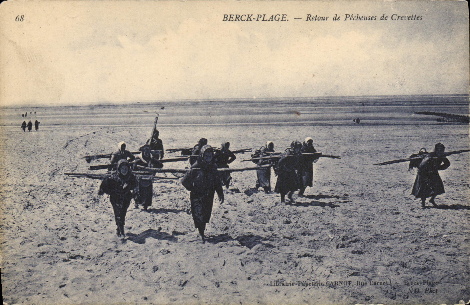 CPA Berck Plage retour de Pecheuses de Crevettes