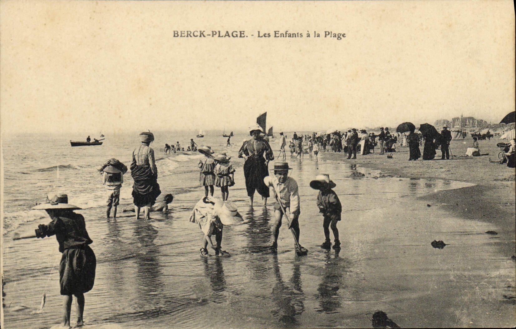 CPA Berck Plage les Enfants à la plage 