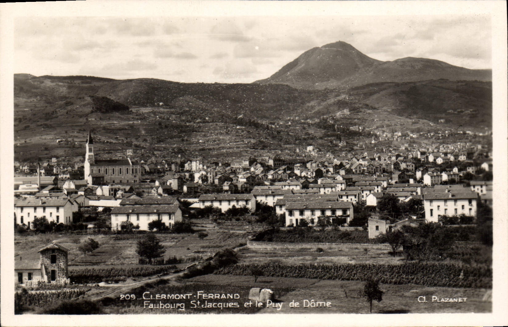 CPA Clermont Ferrand Faubourg St jacques et le Puy de Dome
