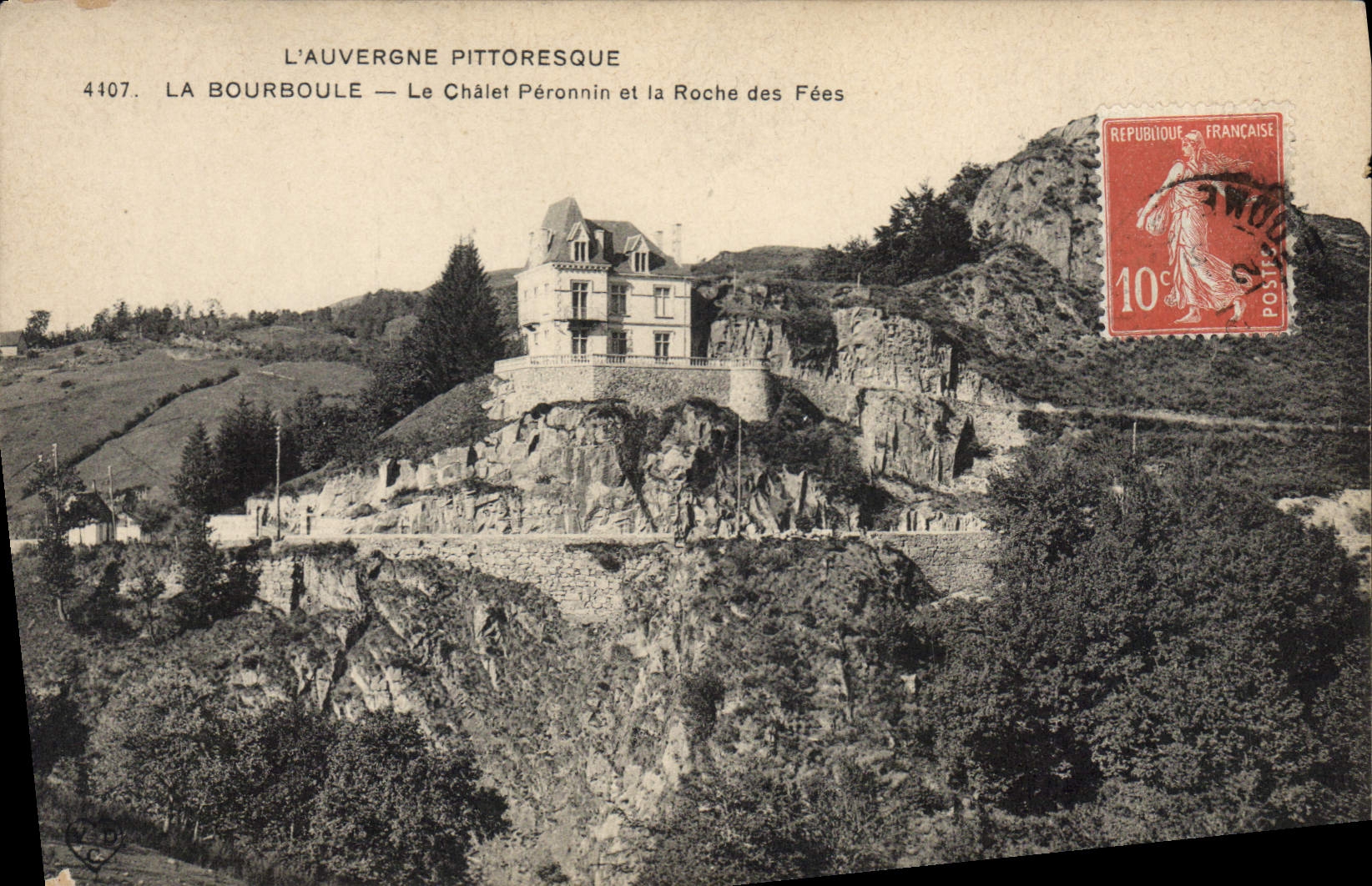 CPA L'Auvergne Pittoresque la Bourboule le Chalet Peronnin et le Roche des Fees 