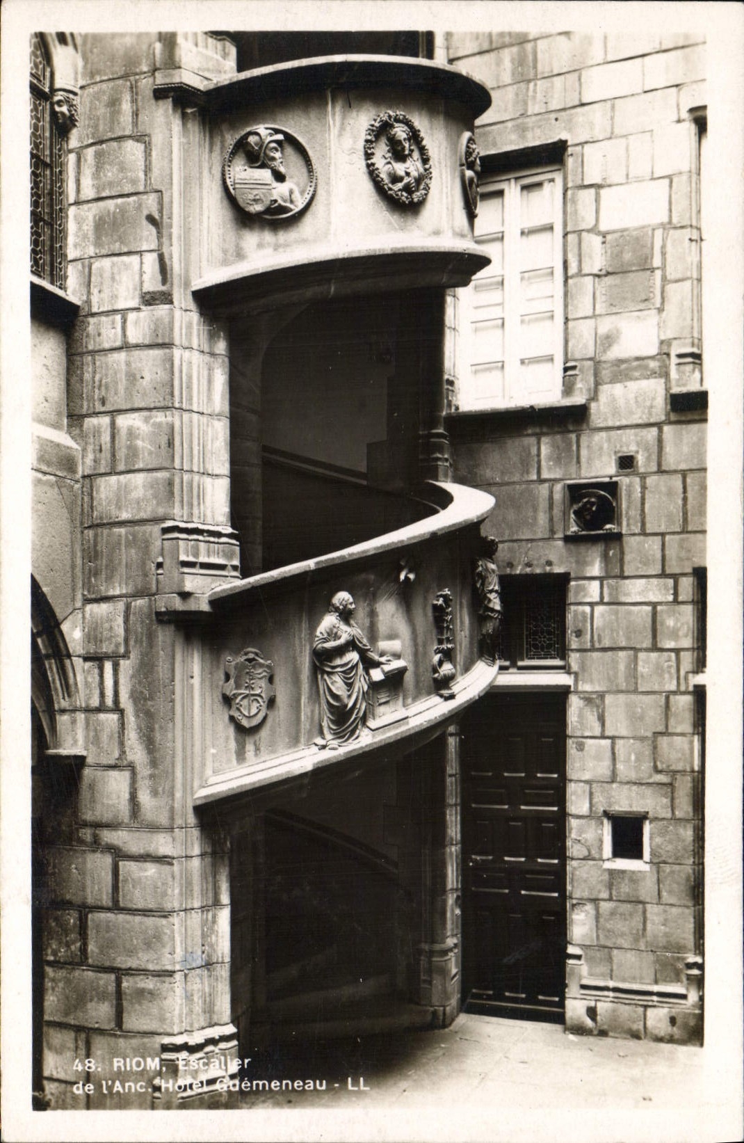 CPA Riom Escalier de l'Ancien Hotel Gaémeneau