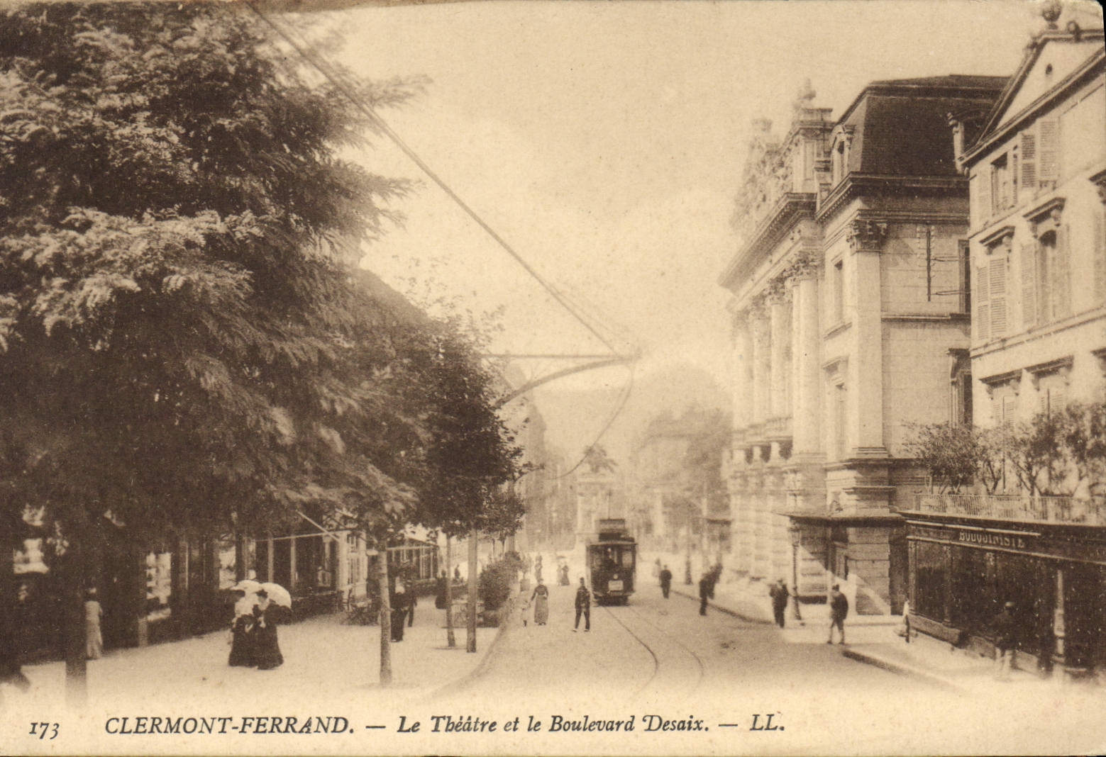 CPA Clermont Ferrand Le Theatre et le Boulevard Desaix