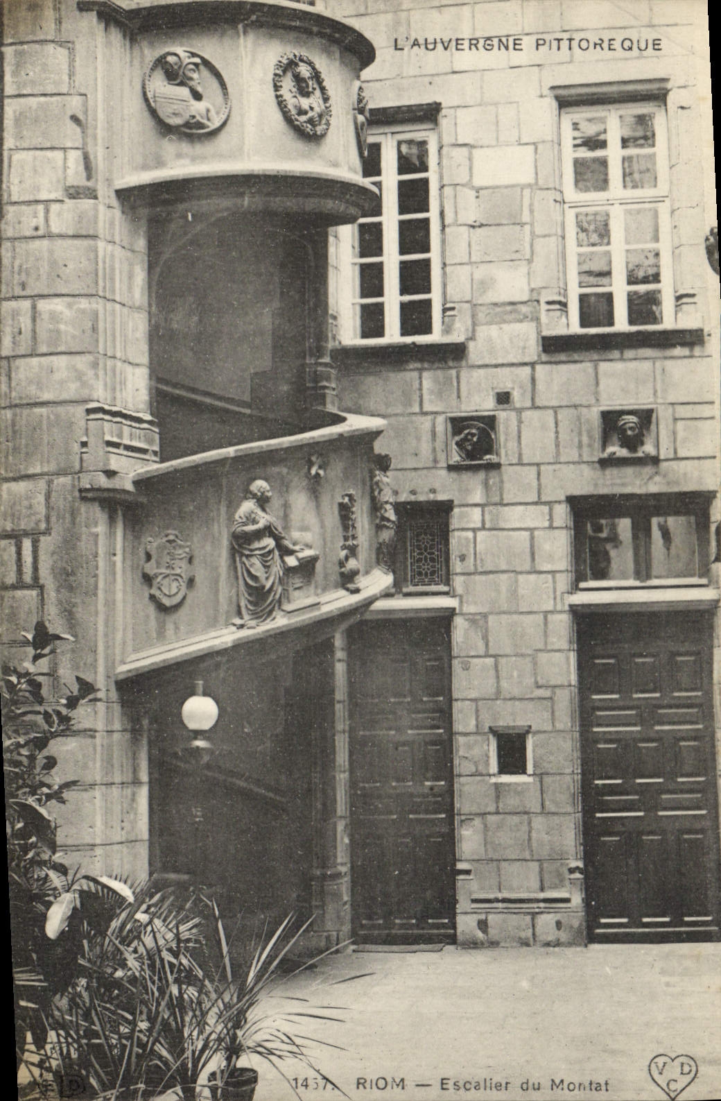CPA L'Auvergne Pittoresque Riom Escalier du Montat