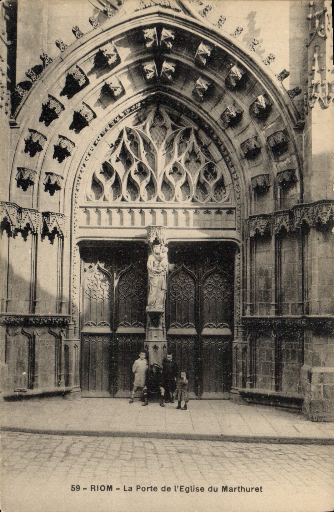 CPA Riom La Porte de l'Eglise du Marthuret 