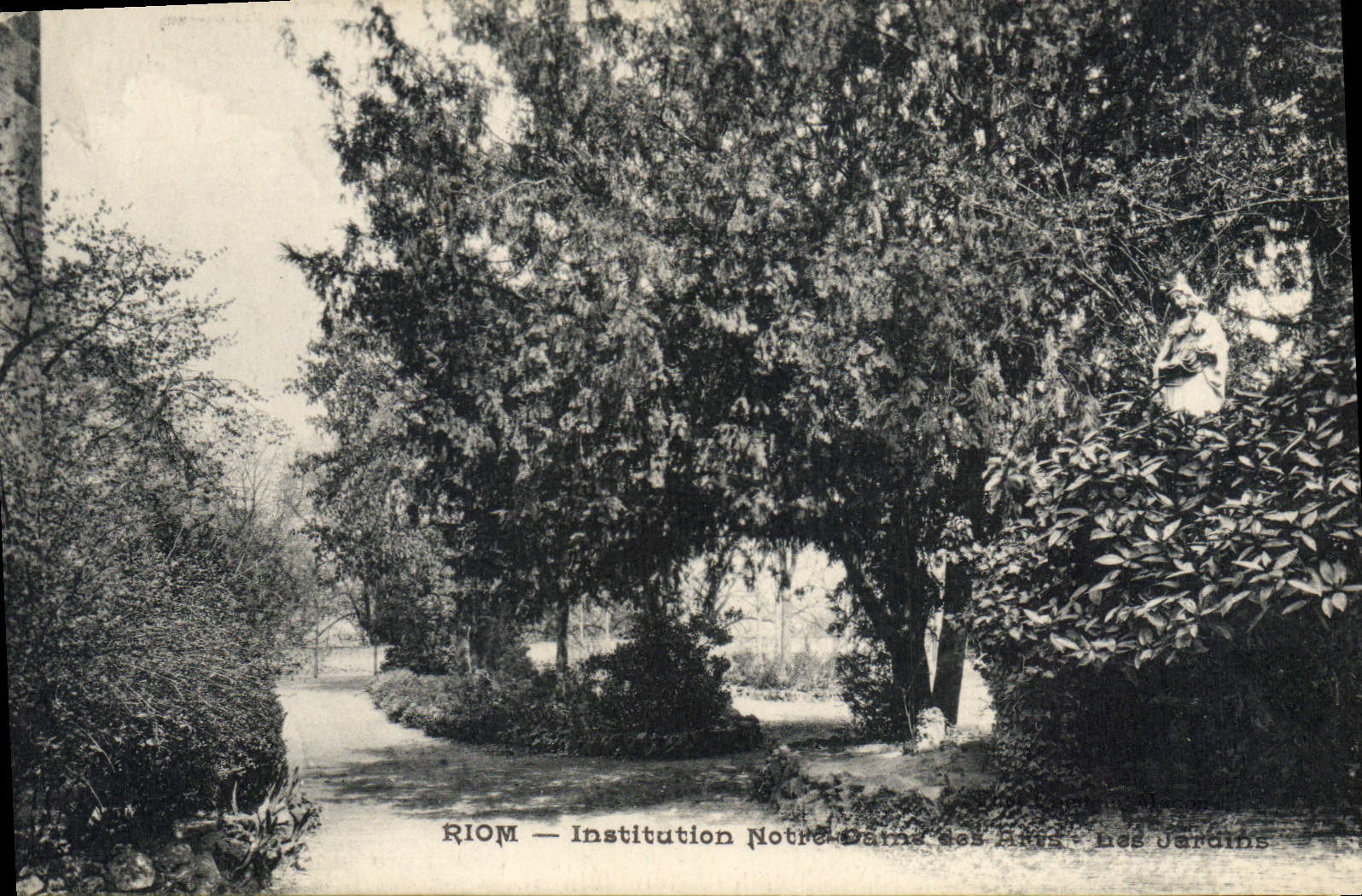 CPA Riom Institution Notre Dame des arts les jardins
