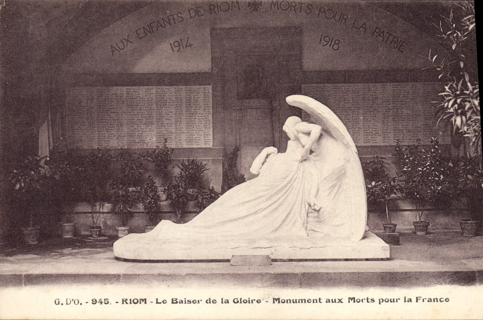CPA Riom Le Baiser de la Gloire Monument aux morts pour la France