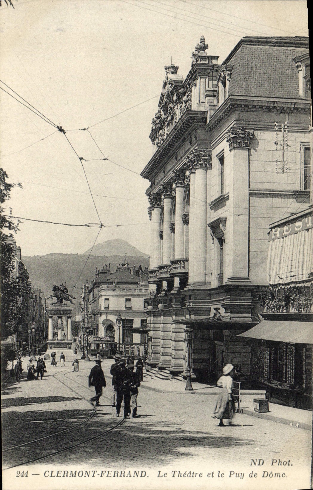 CPA Clermont Ferrand Le Theatre et le Puy de Dome