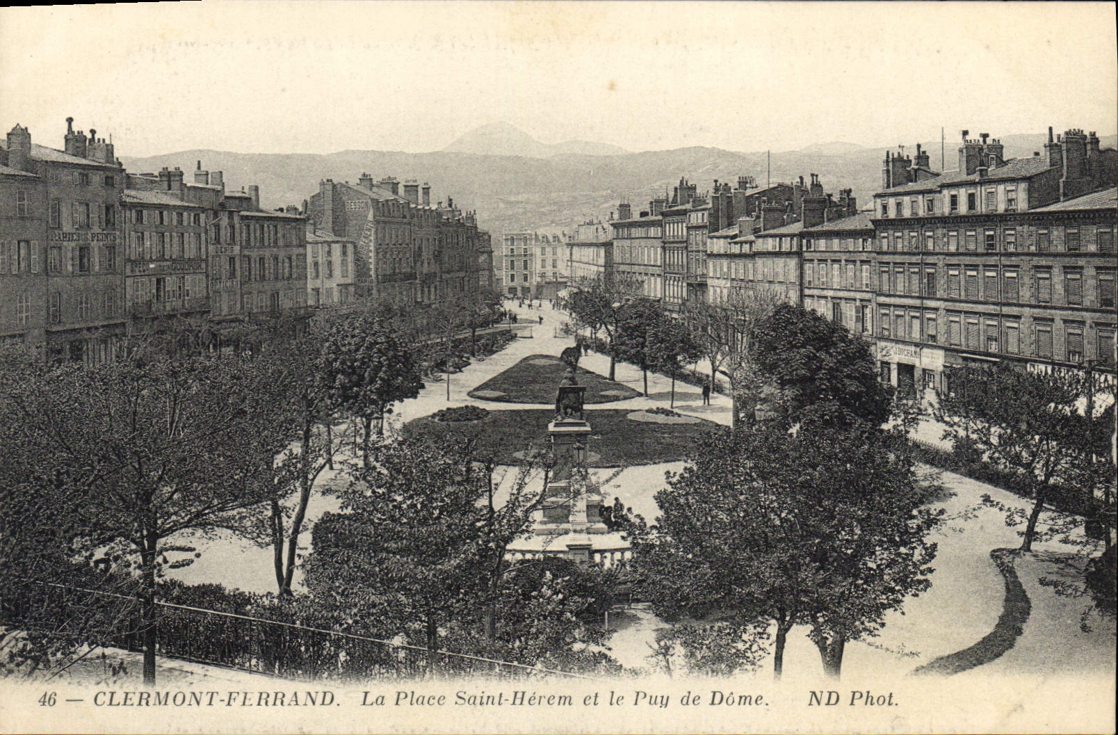 CPA Clermont Ferrand La Place Saint Herem et le Puy de Dome