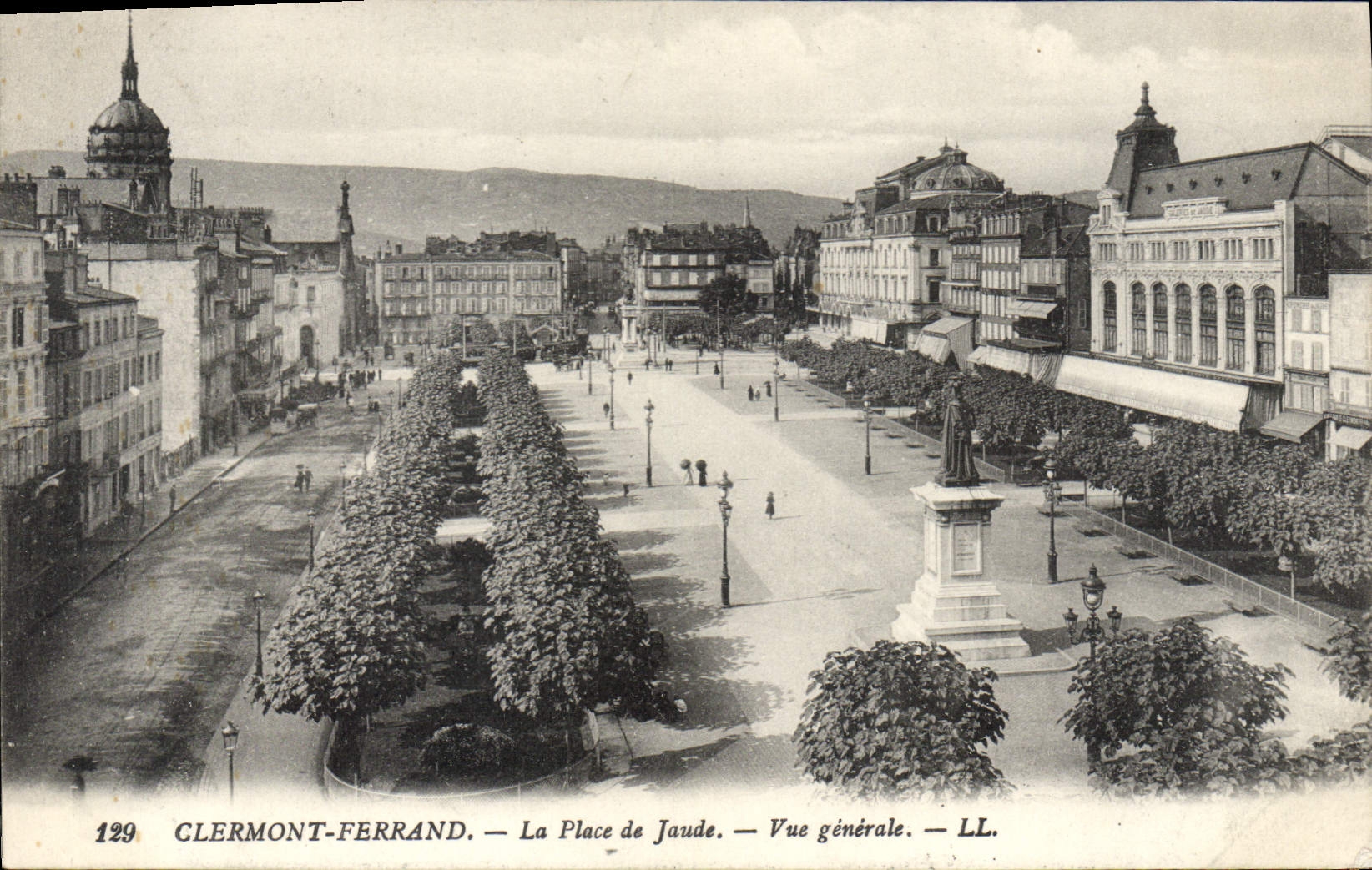 CPA Clermont Ferrand La Place de Jaude Vue generale
