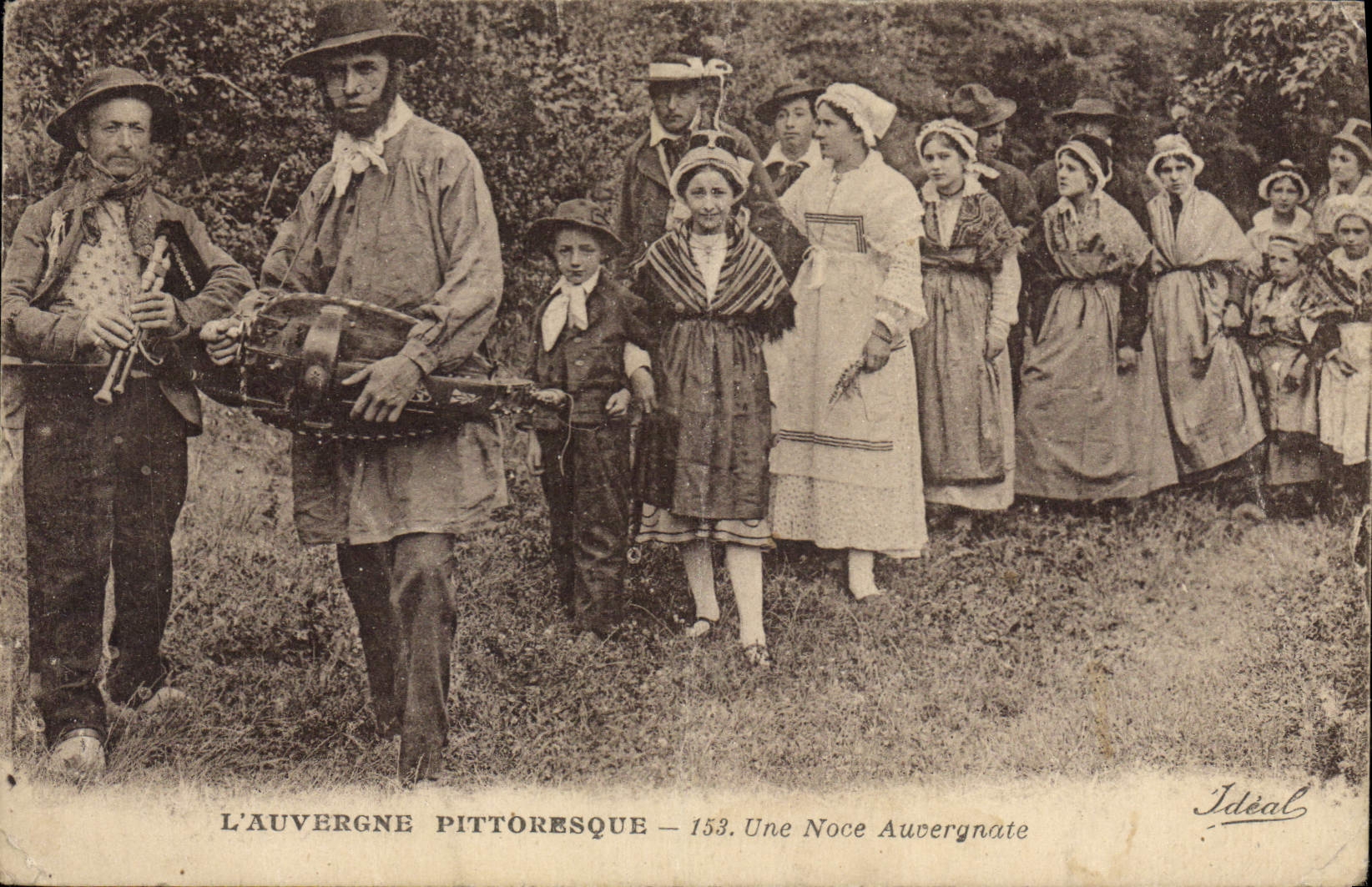 CPA L'Auvergne Pittoresque une Noce Auvergnate