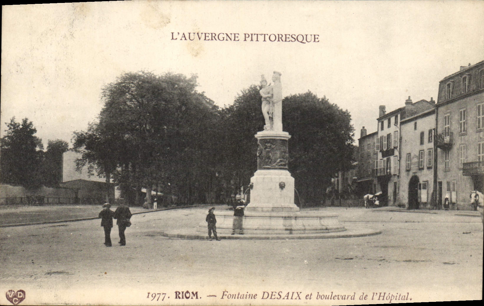 CPA l'Auvergne Pittoresque Riom Fontaine Desaix et boulevard de l'hopital