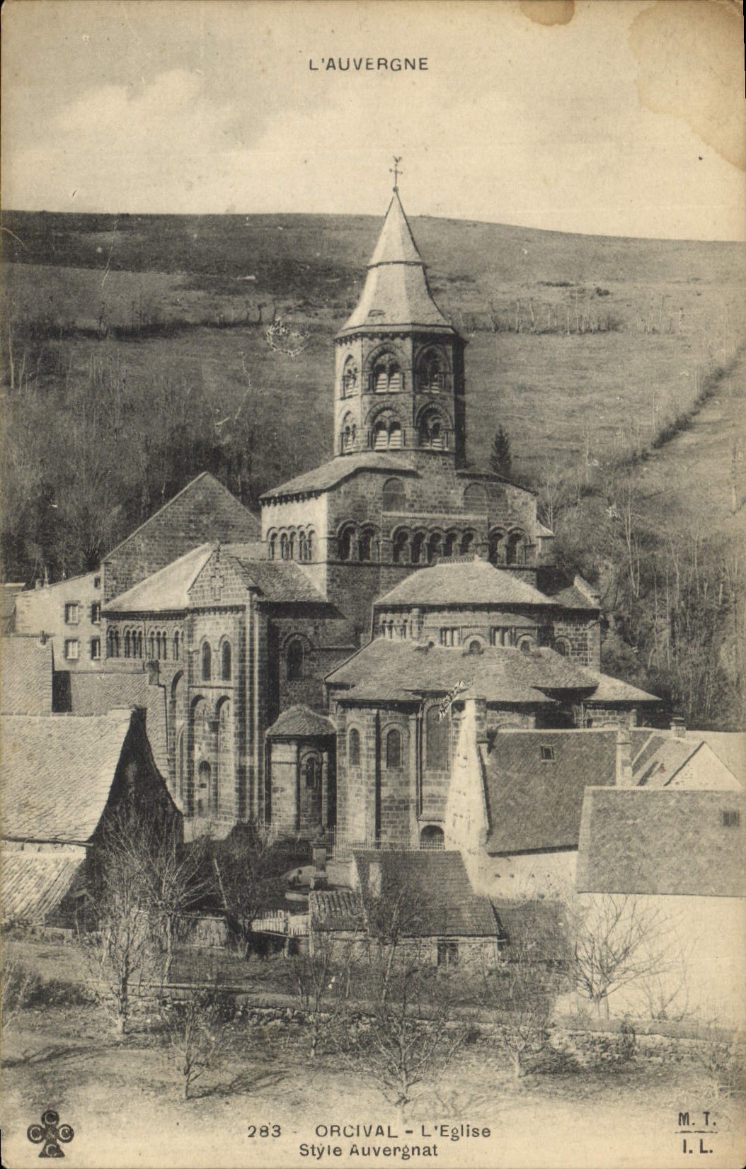CPA L'Auvergne Orcival l'Eglise Style Auvergnat 