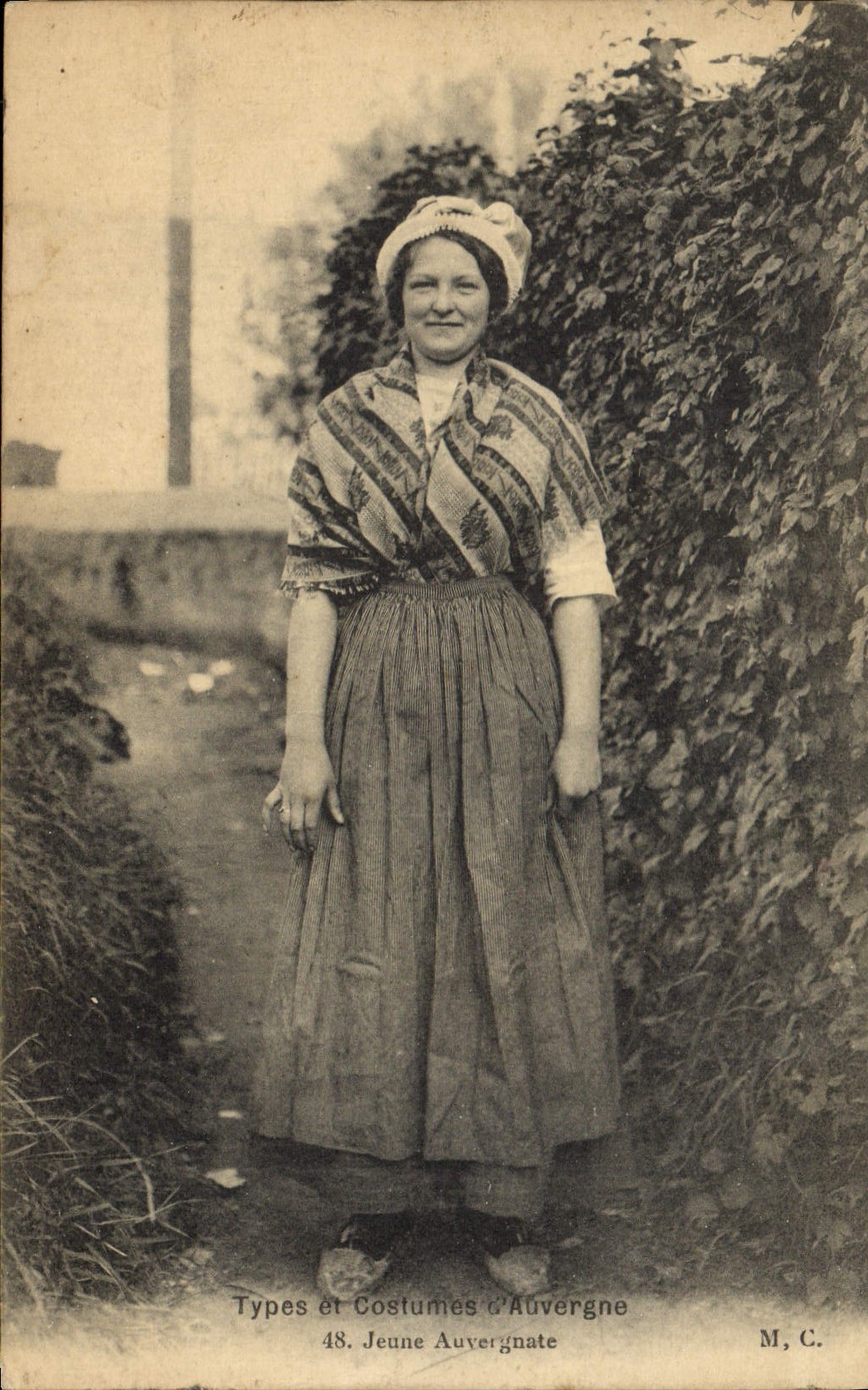 CPA Type et Costumes Auvergne Jeune Auvergnate