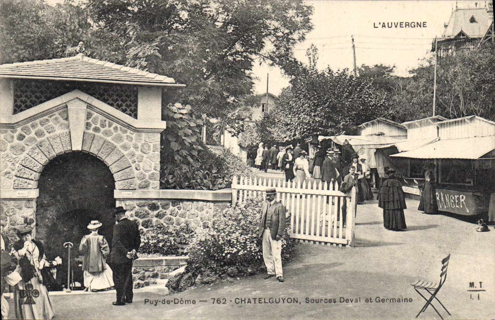 CPA L'Auvergne Puy de Dome Chatelguyon Sources Deval et Germaine