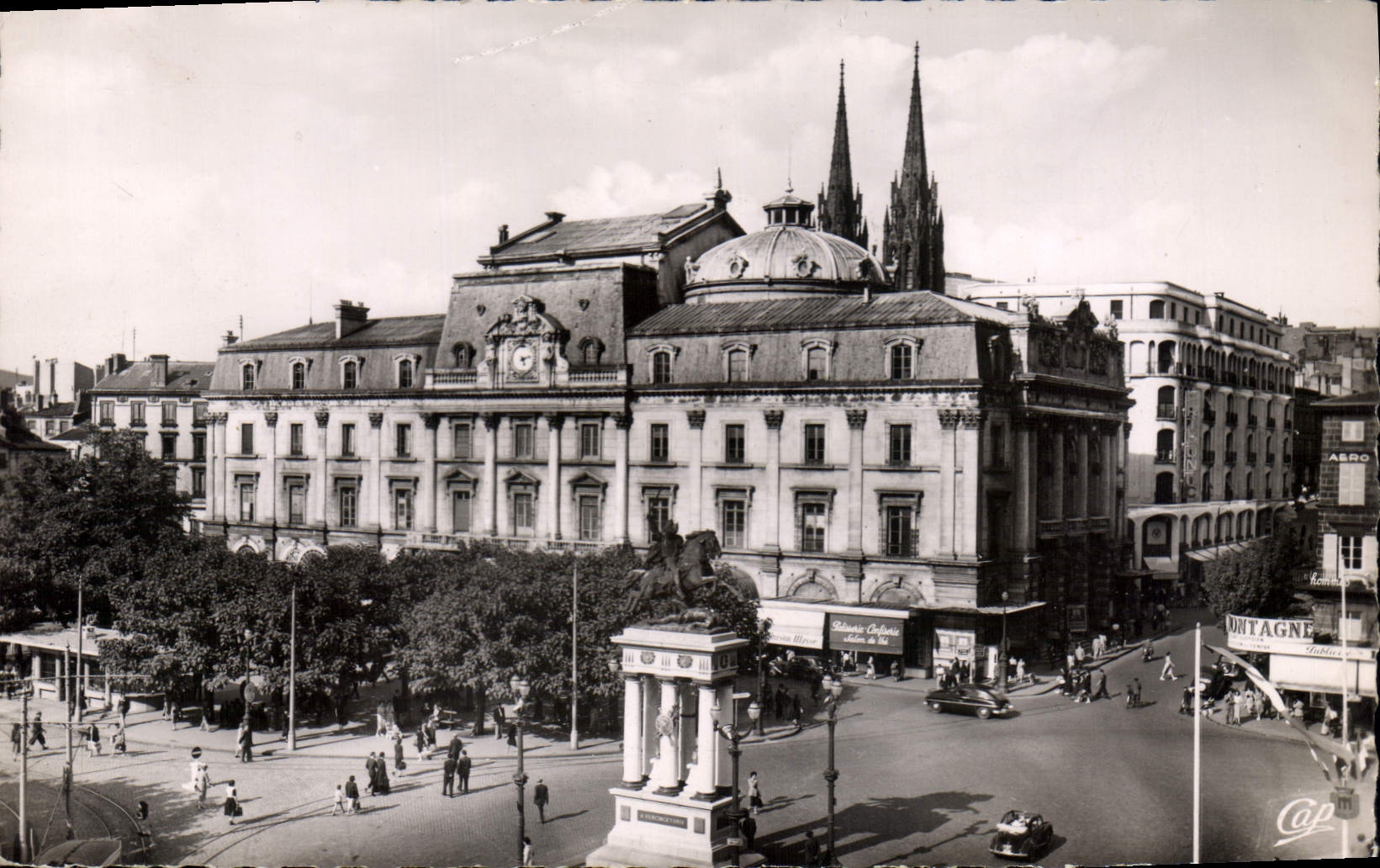 CPA Clermont Ferrand place de Jaude et le Theatre