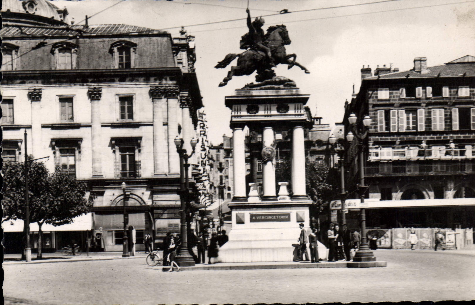 CPA Clermont Ferrand place de Jaude et le Theatre
