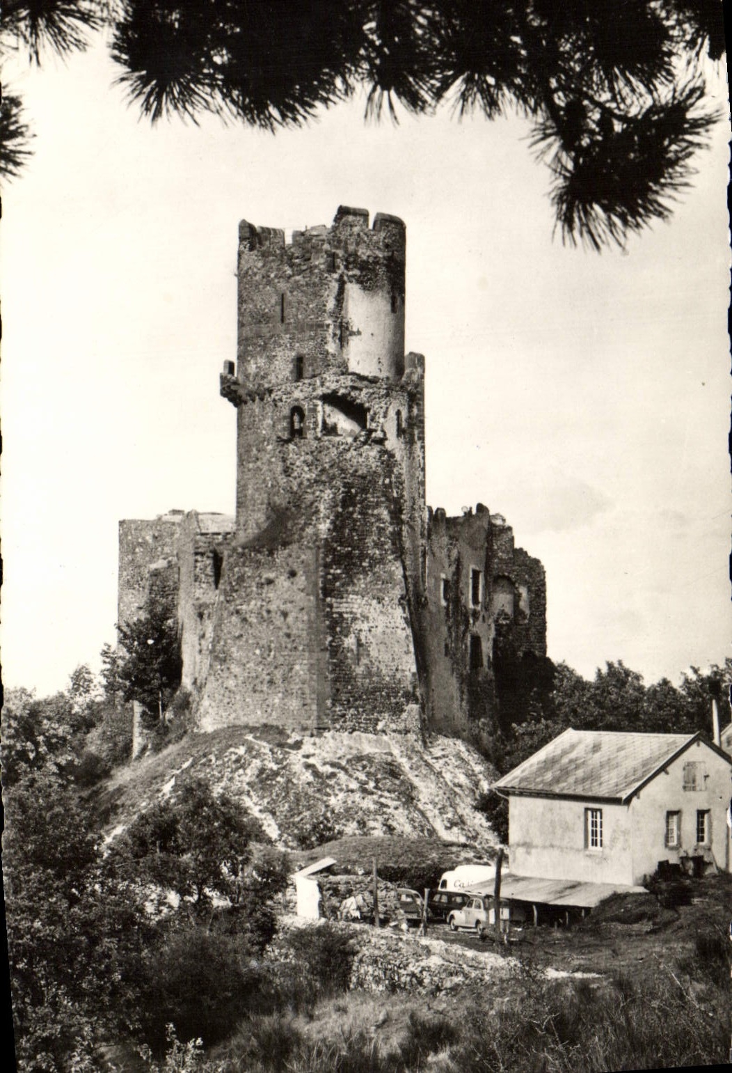 CPA Environs de Chatelguyon chateau de Tournoel