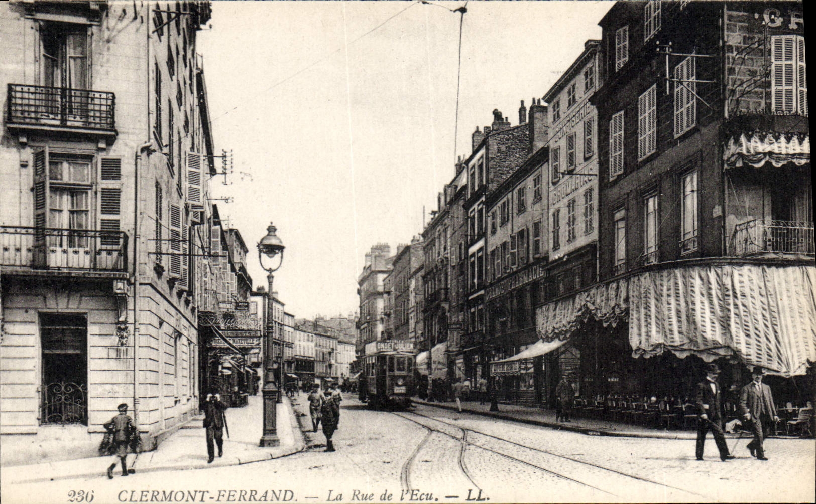CPA Clermont Ferrand la Rue de l'Ecu