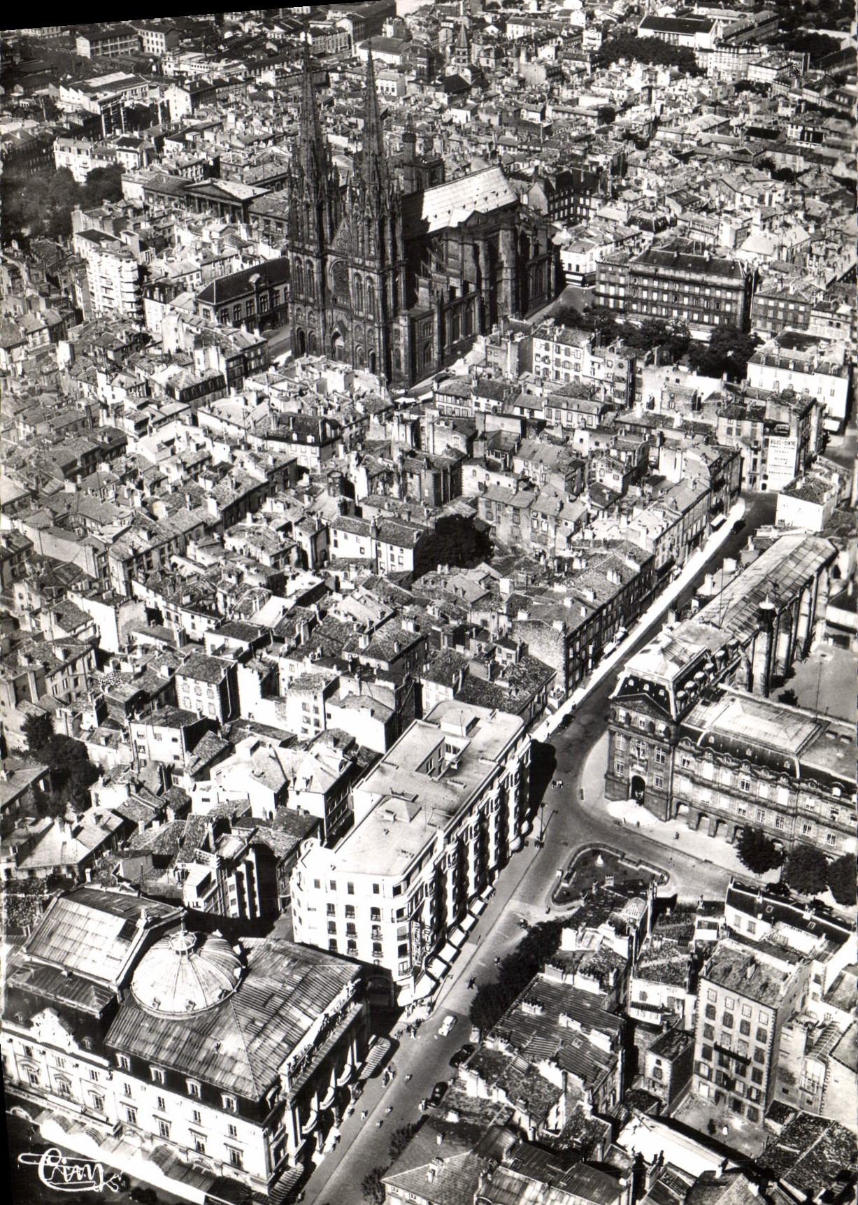 CPSM Clermont Ferrand P de D vue aerienne sur la cathedrale