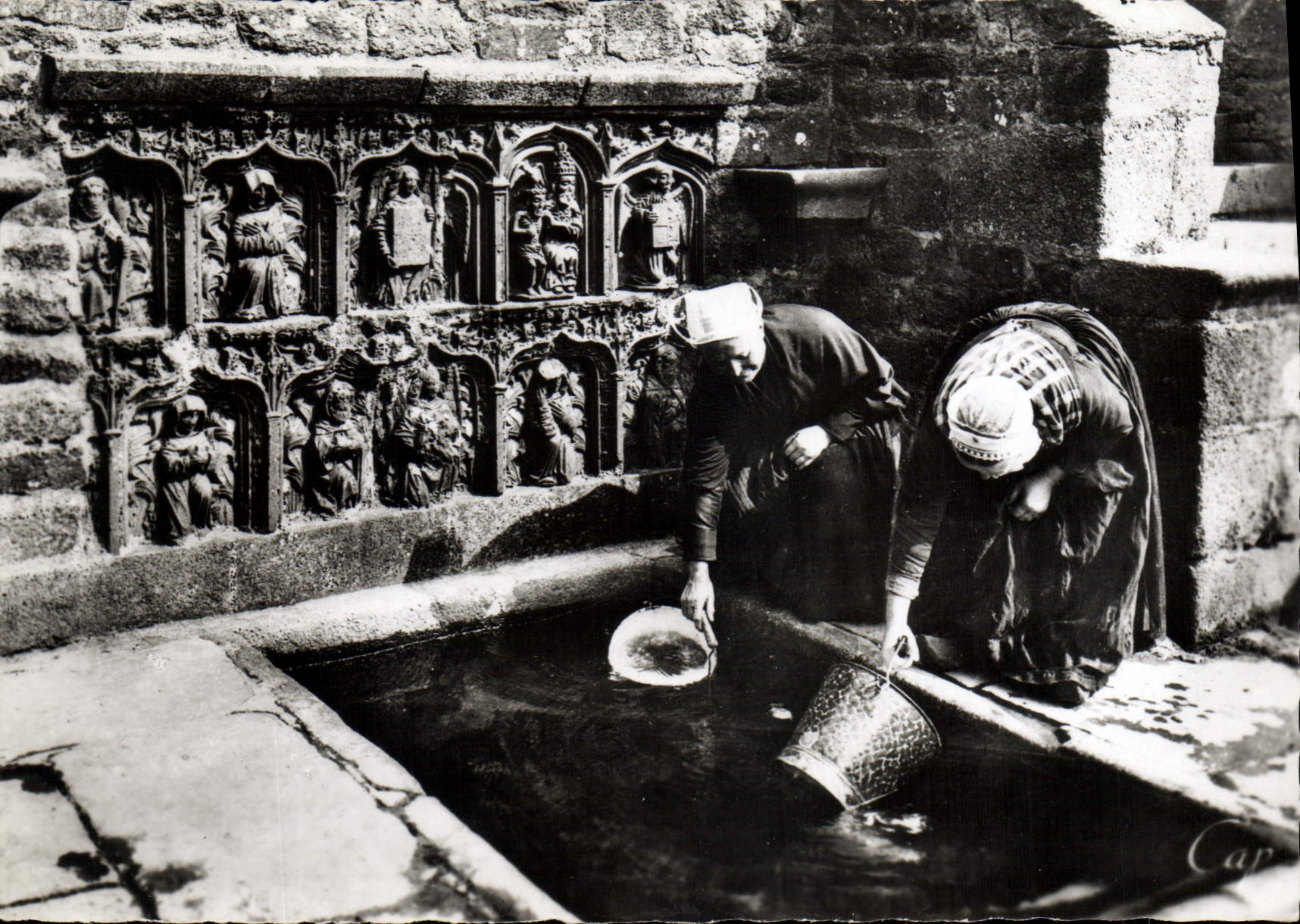 CPSM Scenes et Types Bretons femmes à La Fontaine De Saint Thivisiau