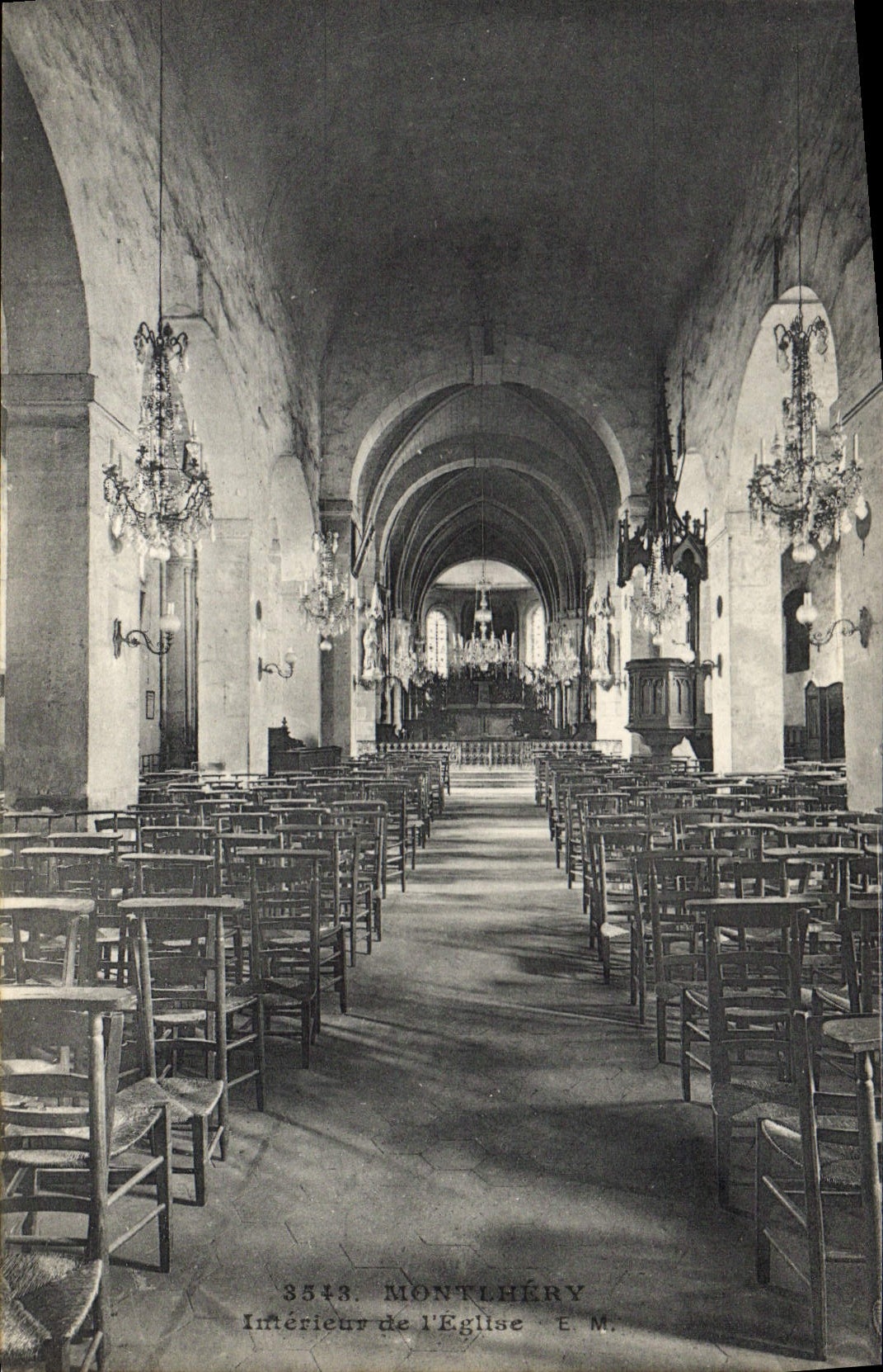 CPA Montlhery Interieur de l'Eglise 