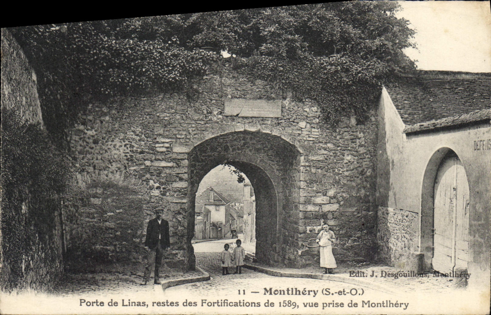 CPA Montlhery S et O Porte de Linas restes des Fortifications de 1589 vue prise de Montlhery 