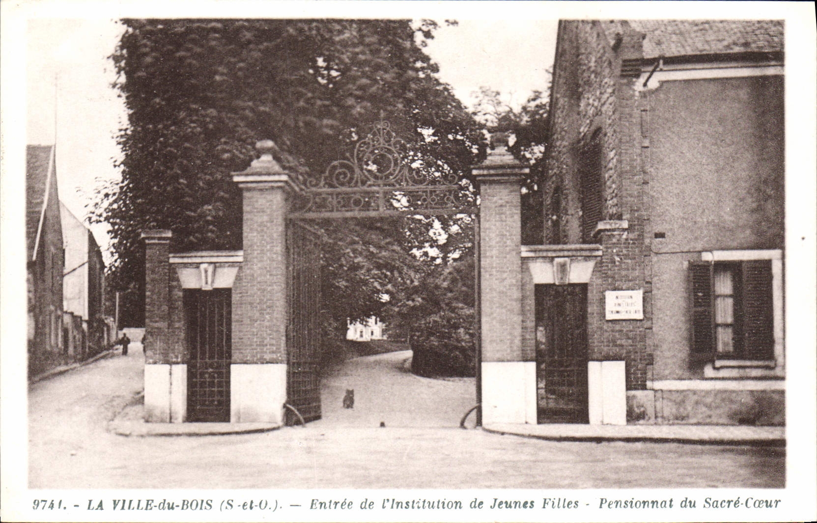 CPA La Ville du Bois S et O entree de l'Institution de jeunes Filles pensionnat du Sacre Coeur