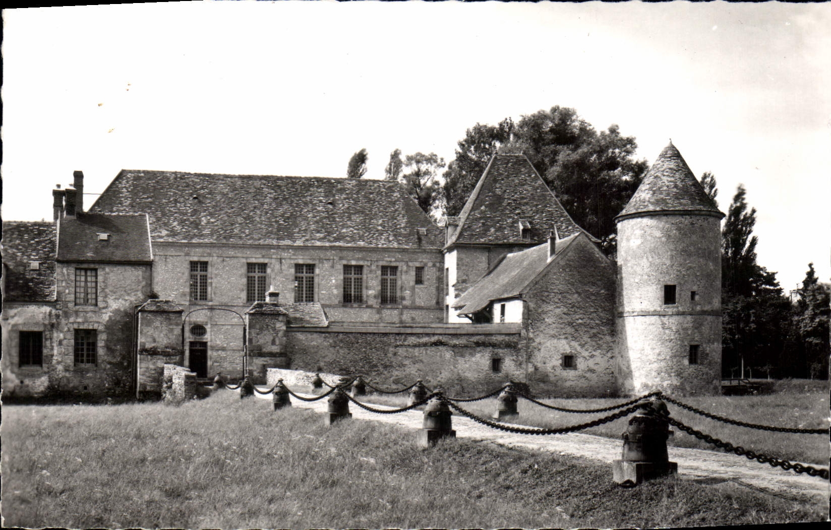 CPA Villeconin S et O le chateau facade principale XIV et XV siecle 