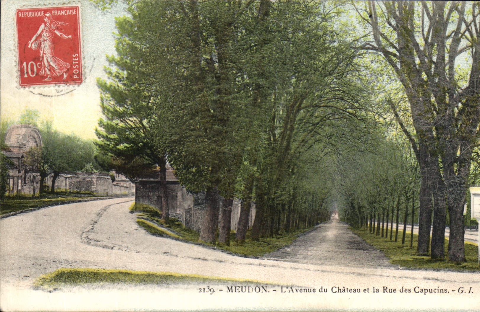 CPA Meudon L'Avenue du Chateau et la Rue des Capucins