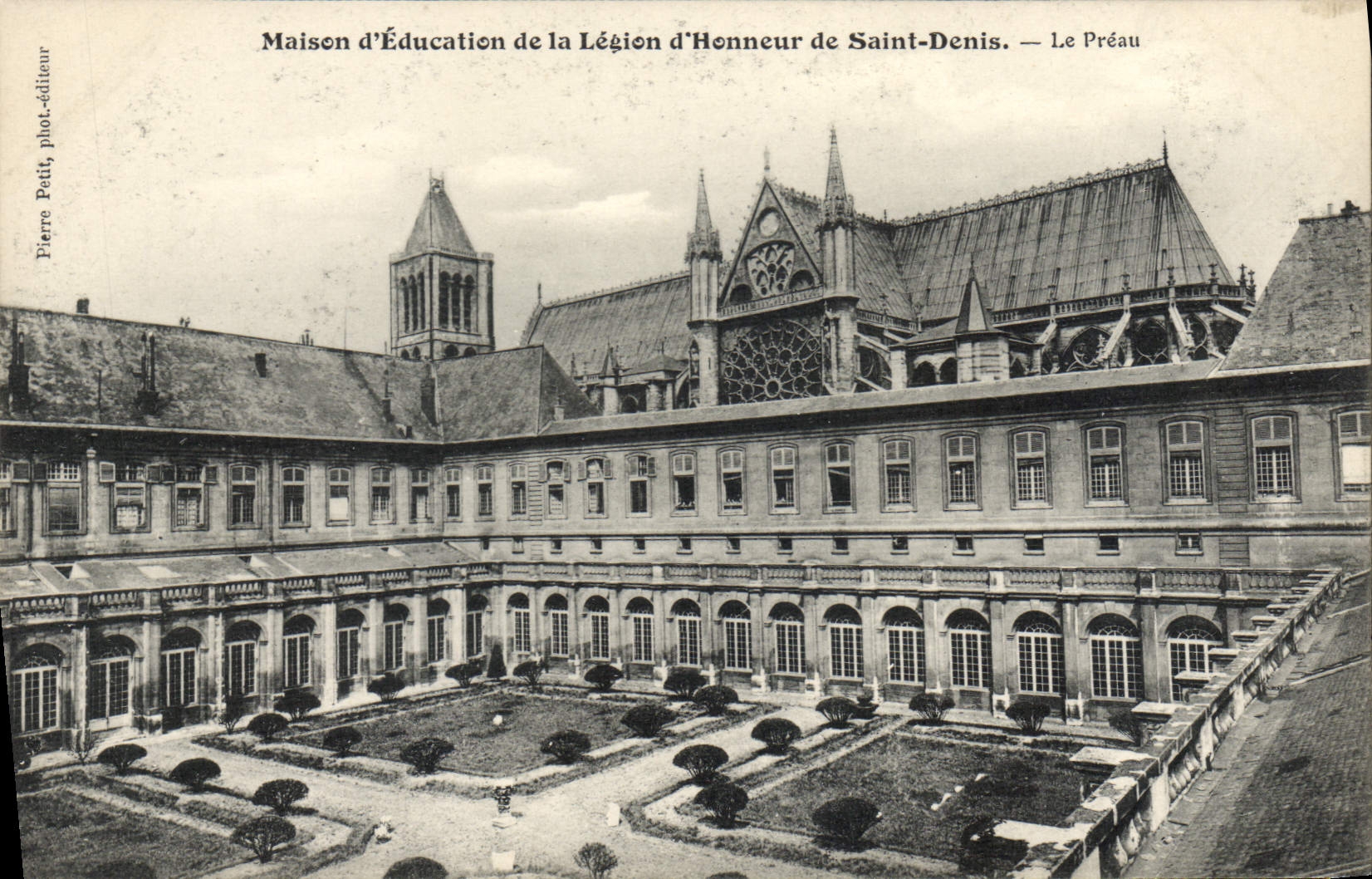 CPA Maison d'Education de la Legion d'Honneur de Saint Denis Le Preau