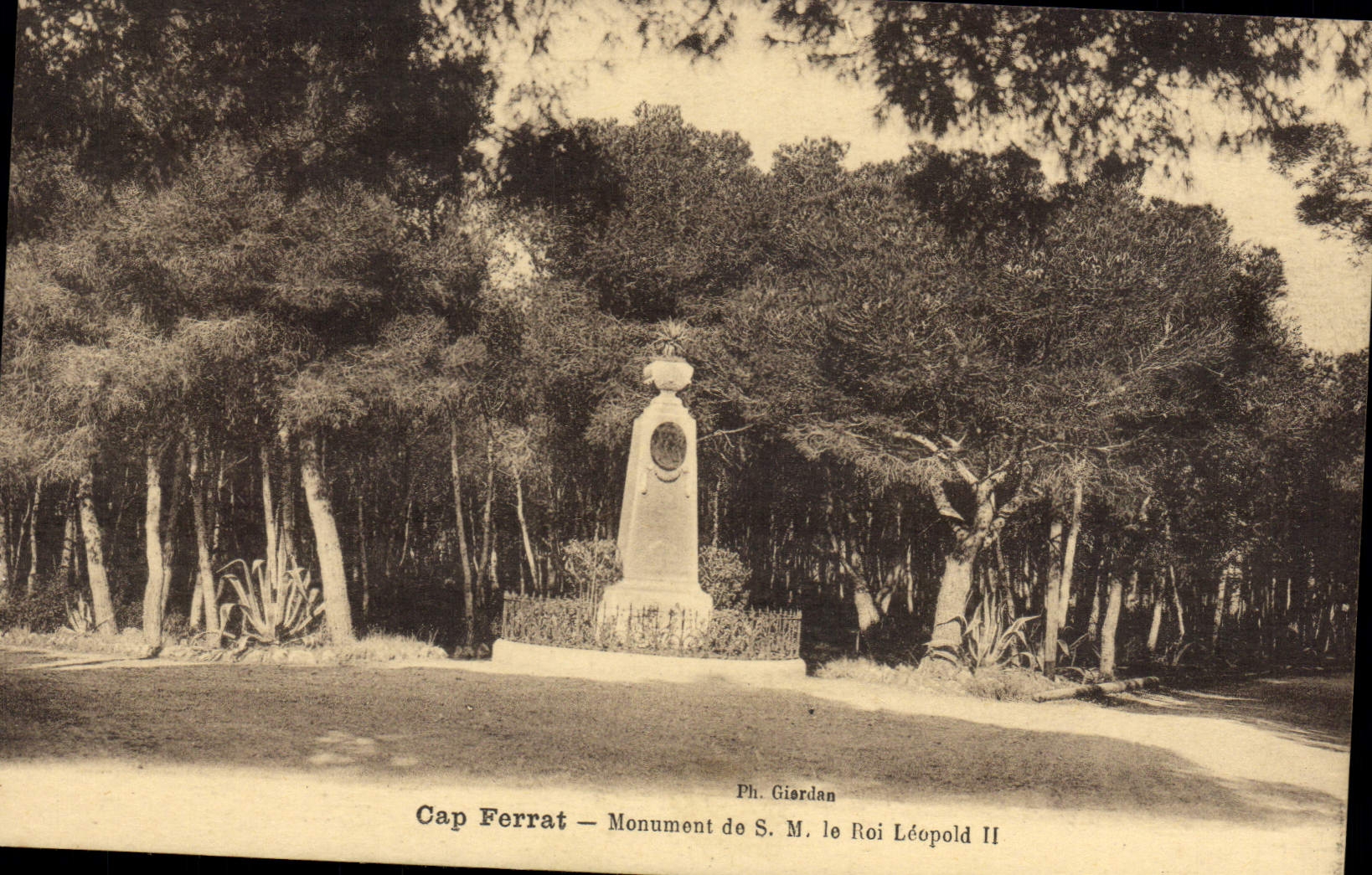 CPA Cap Ferrat Monument de S. M. le roi Leopold II