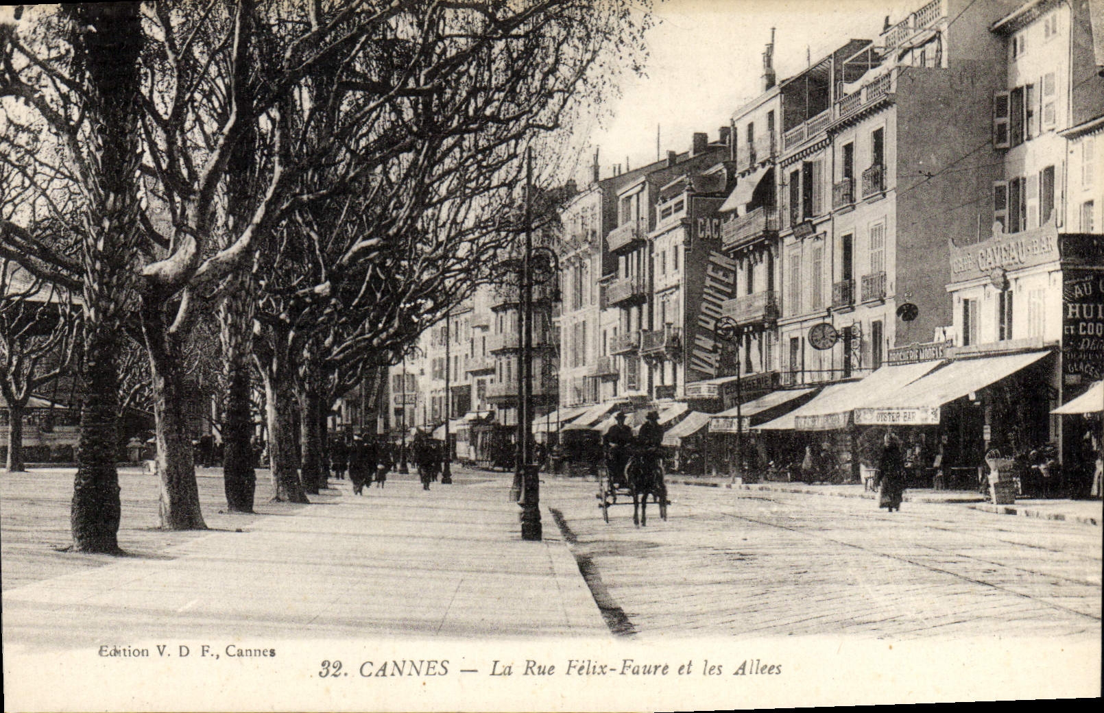 CPA Cannes La Rue Felix Faure et les Allees