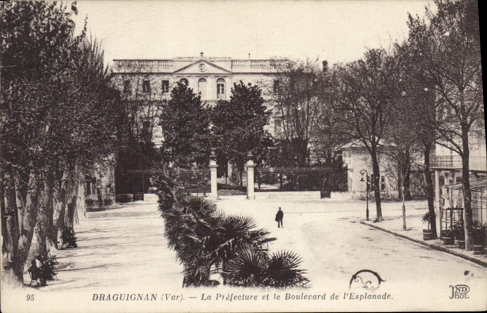 CPA Draguignan La Prefecture et le Boulevard de l'Esplanade