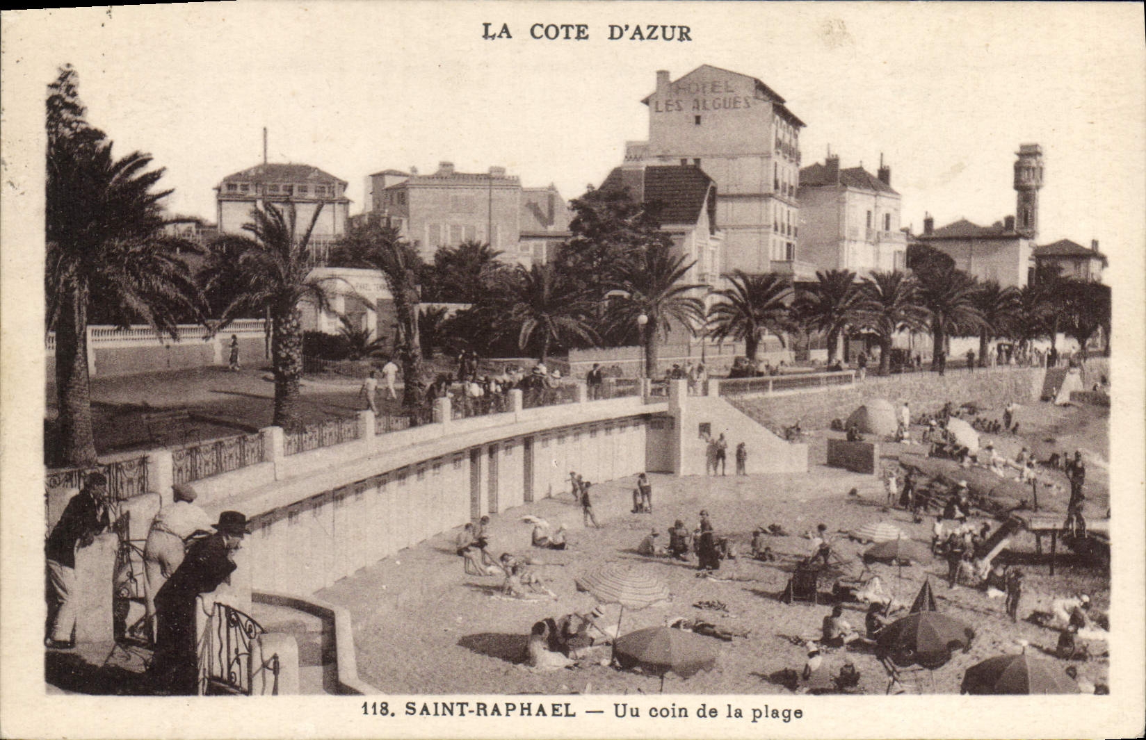 CPA Saint Raphael Un coin de la plage