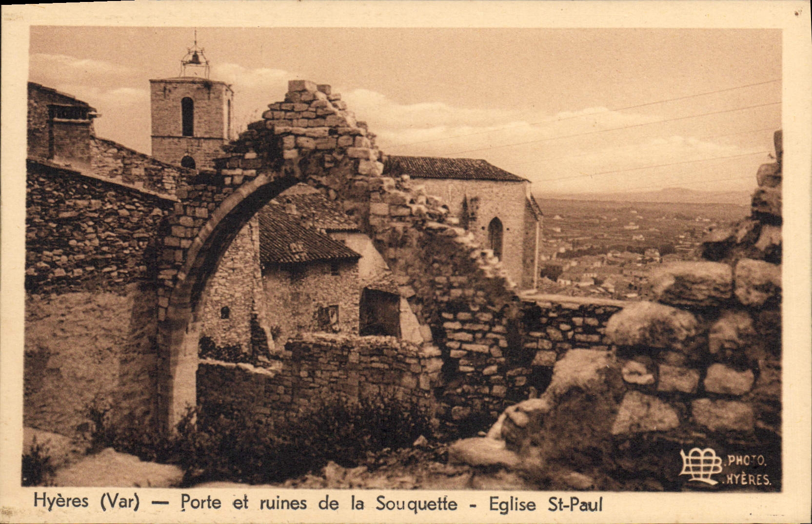 CPA Hyeres Porte et ruines de ls Souquette Eglise St Paul