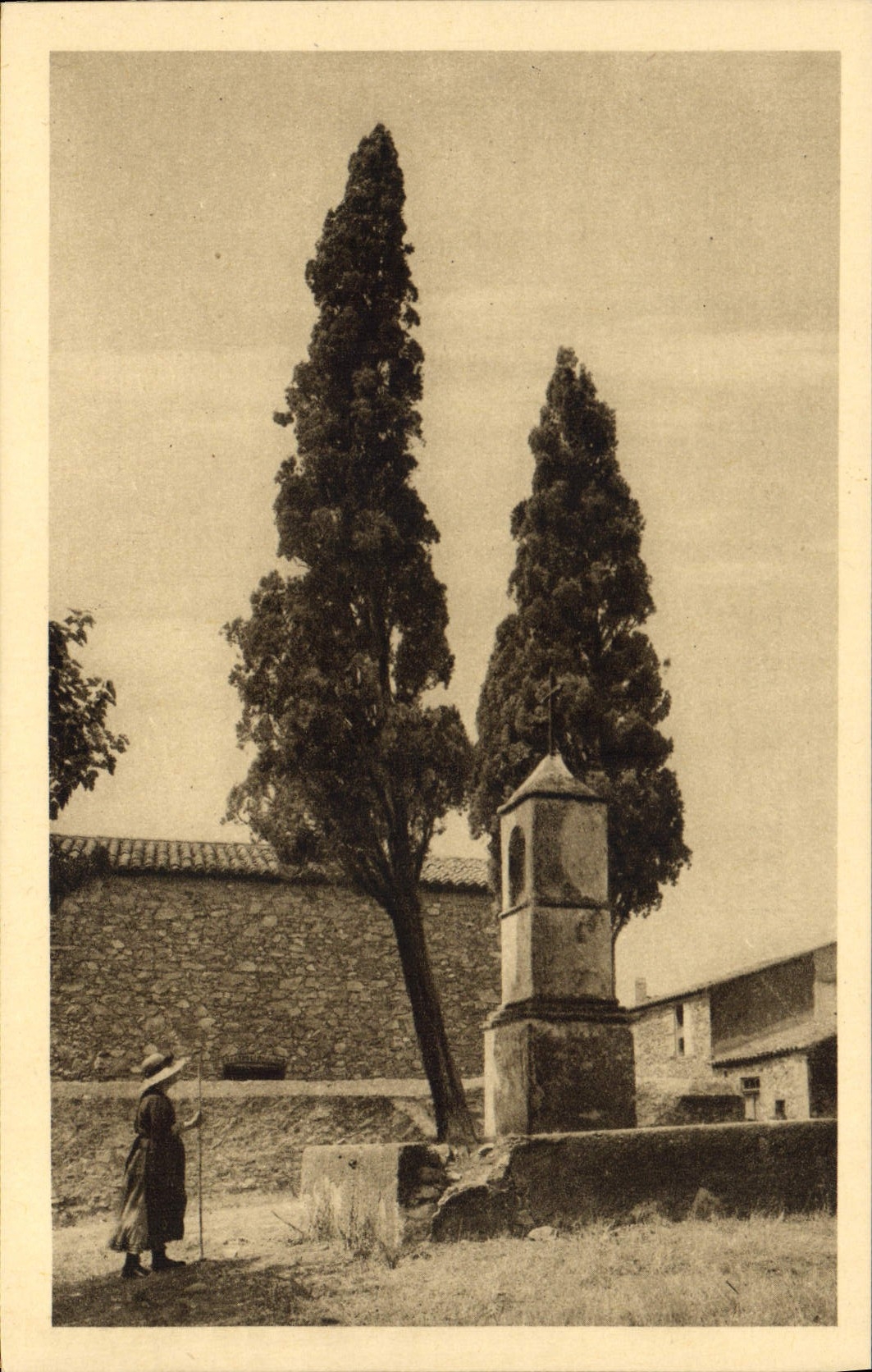 CPA Oratoire pres Saint Tropez sur une petite place du village